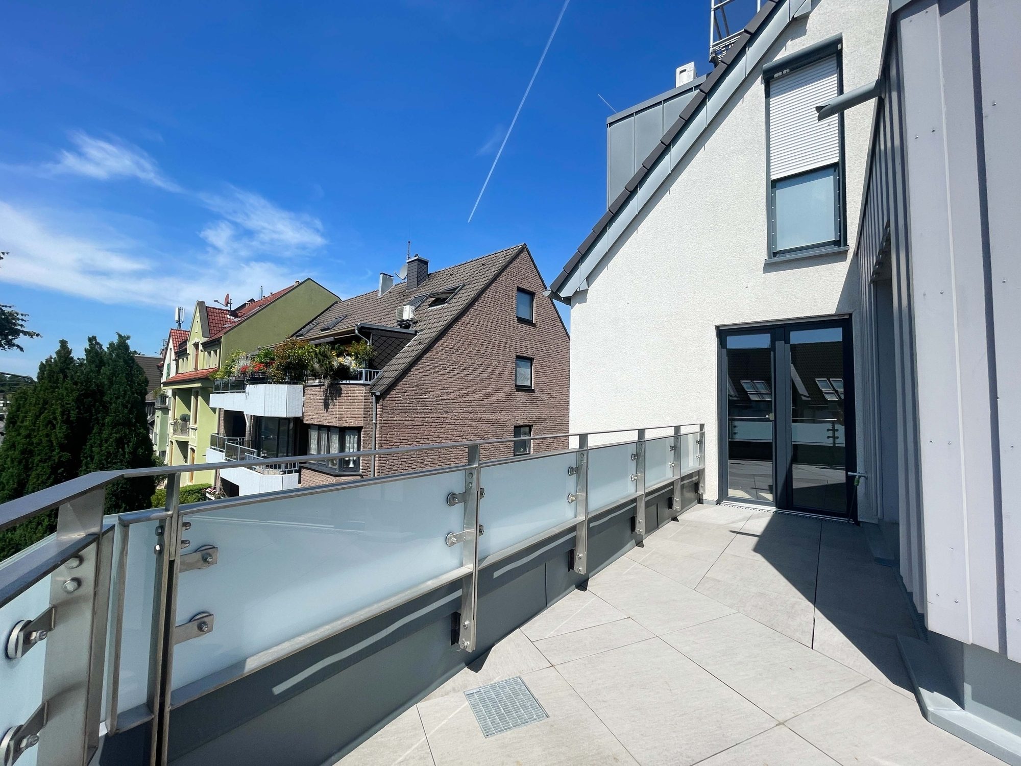 Immobilienangebot - Düsseldorf - Alle - Wohnen mit Wohlfühlgarantie: neuwertige 2-Zimmer-Wohnung mit Sonnen-Terrasse und TG-Stellplatz!