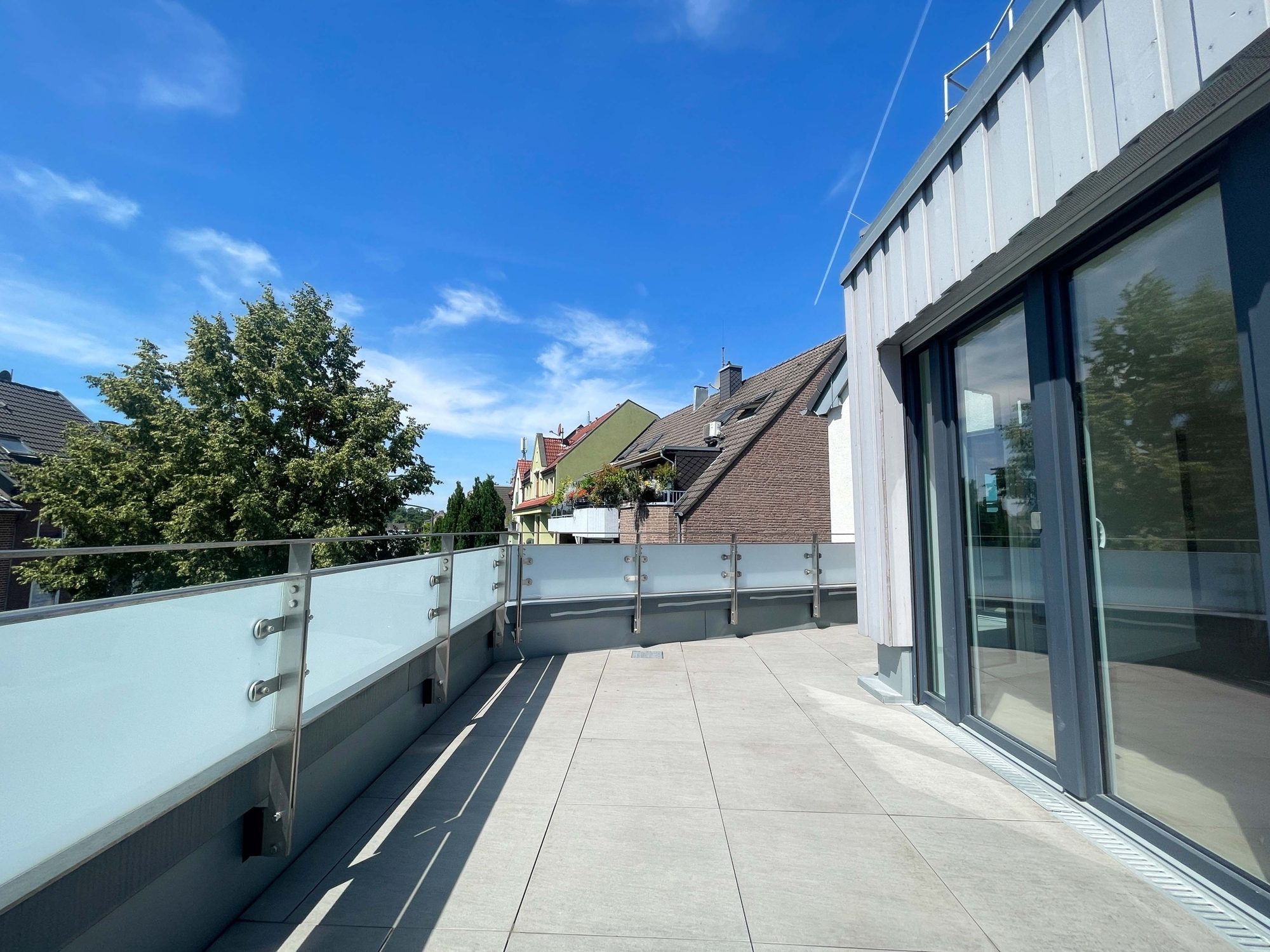 Immobilienangebot - Düsseldorf - Alle - Wohnen mit Wohlfühlgarantie: neuwertige 2-Zimmer-Wohnung mit Sonnen-Terrasse und TG-Stellplatz!