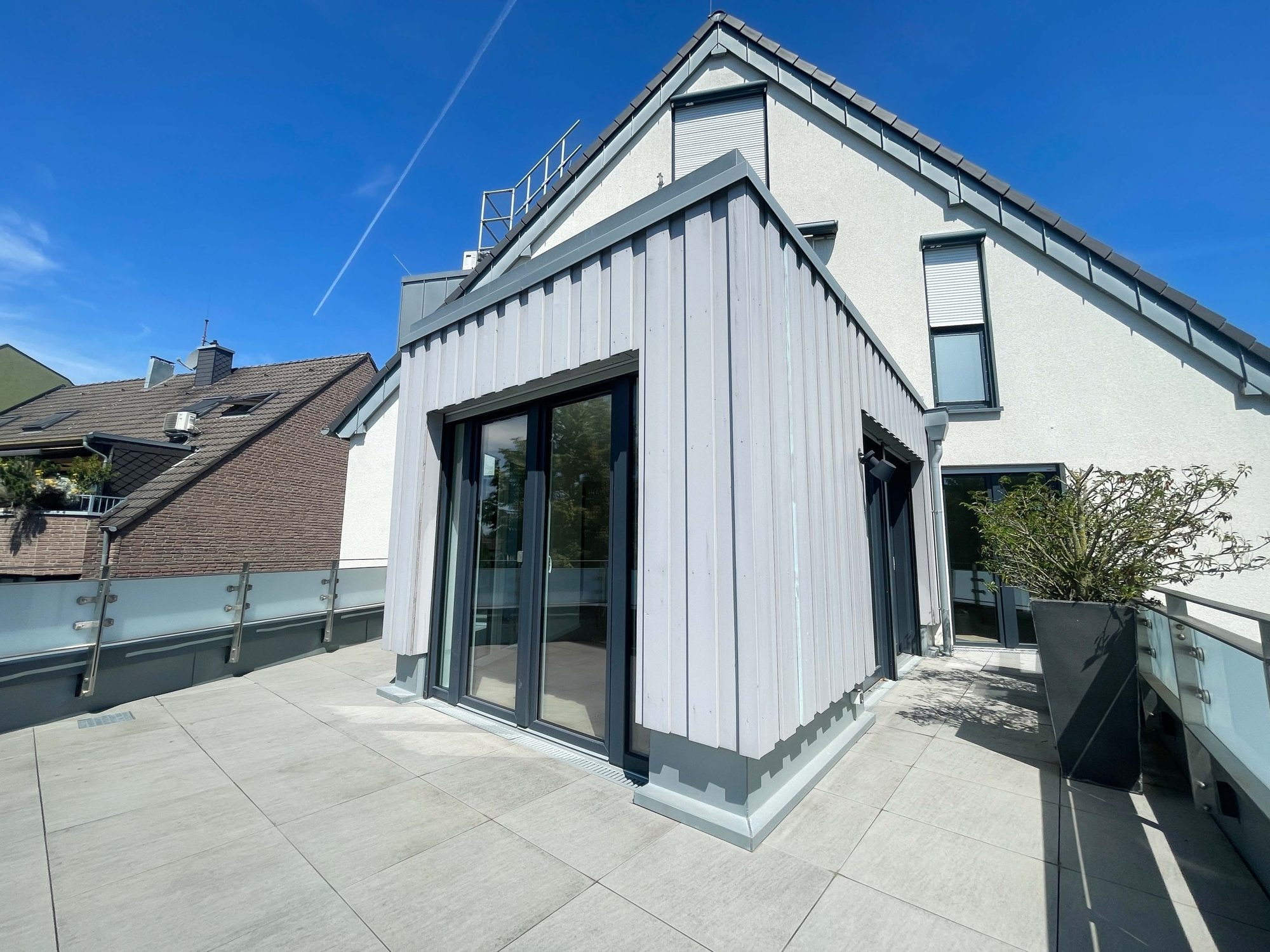 Immobilienangebot - Düsseldorf - Alle - Wohnen mit Wohlfühlgarantie: neuwertige 2-Zimmer-Wohnung mit Sonnen-Terrasse und TG-Stellplatz!