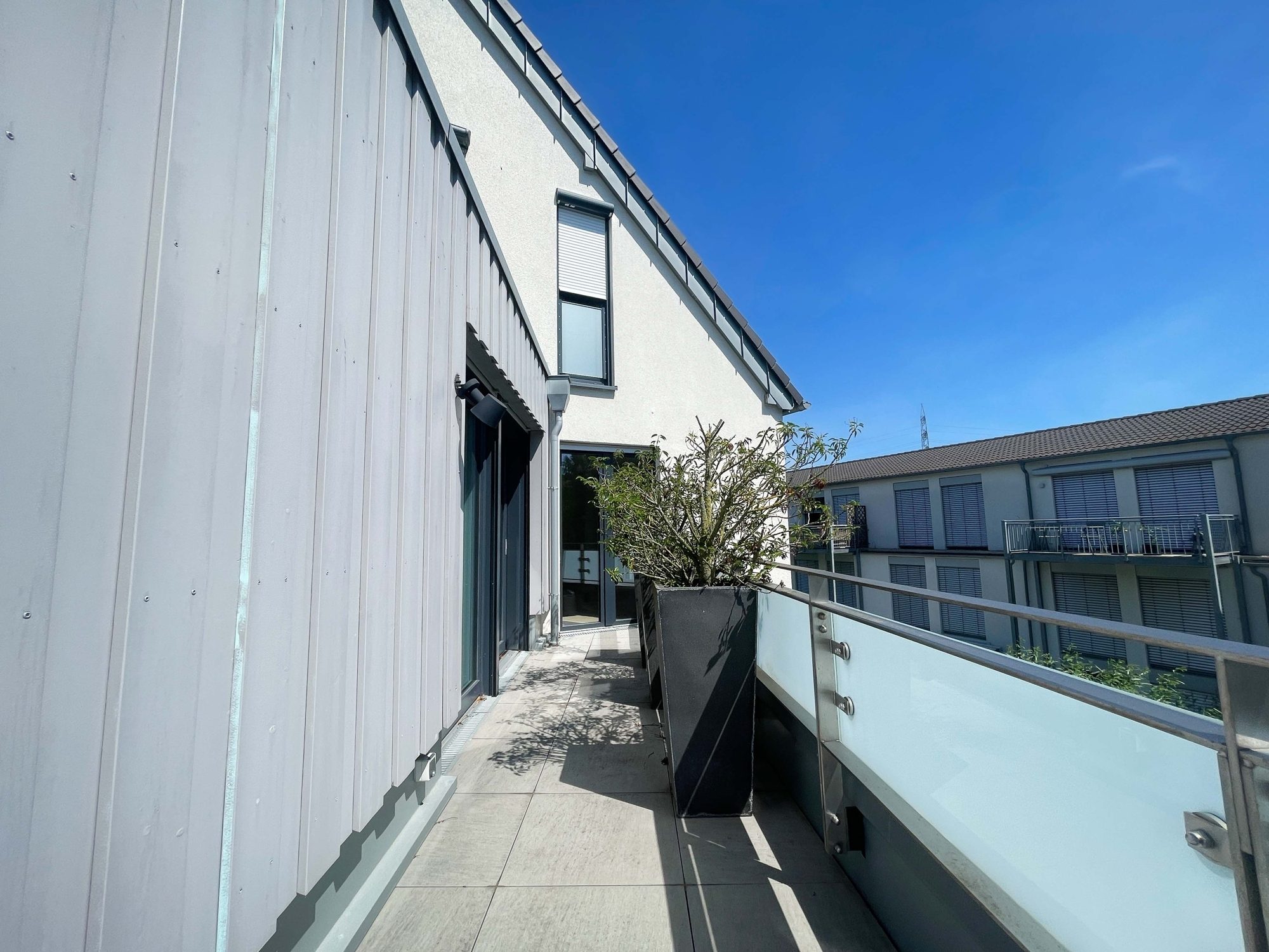 Immobilienangebot - Düsseldorf - Alle - Wohnen mit Wohlfühlgarantie: neuwertige 2-Zimmer-Wohnung mit Sonnen-Terrasse und TG-Stellplatz!