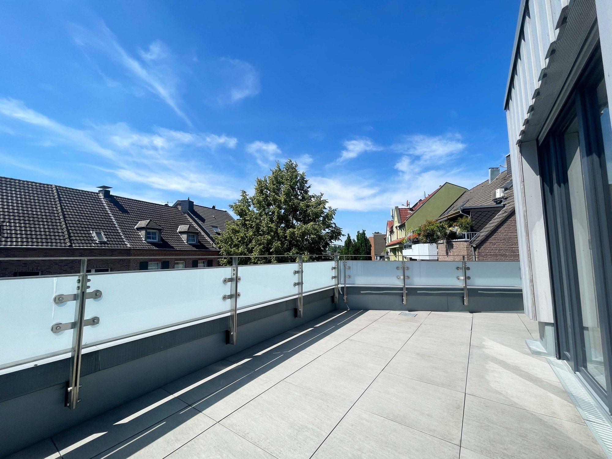 Immobilienangebot - Düsseldorf - Alle - Wohnen mit Wohlfühlgarantie: neuwertige 2-Zimmer-Wohnung mit Sonnen-Terrasse und TG-Stellplatz!