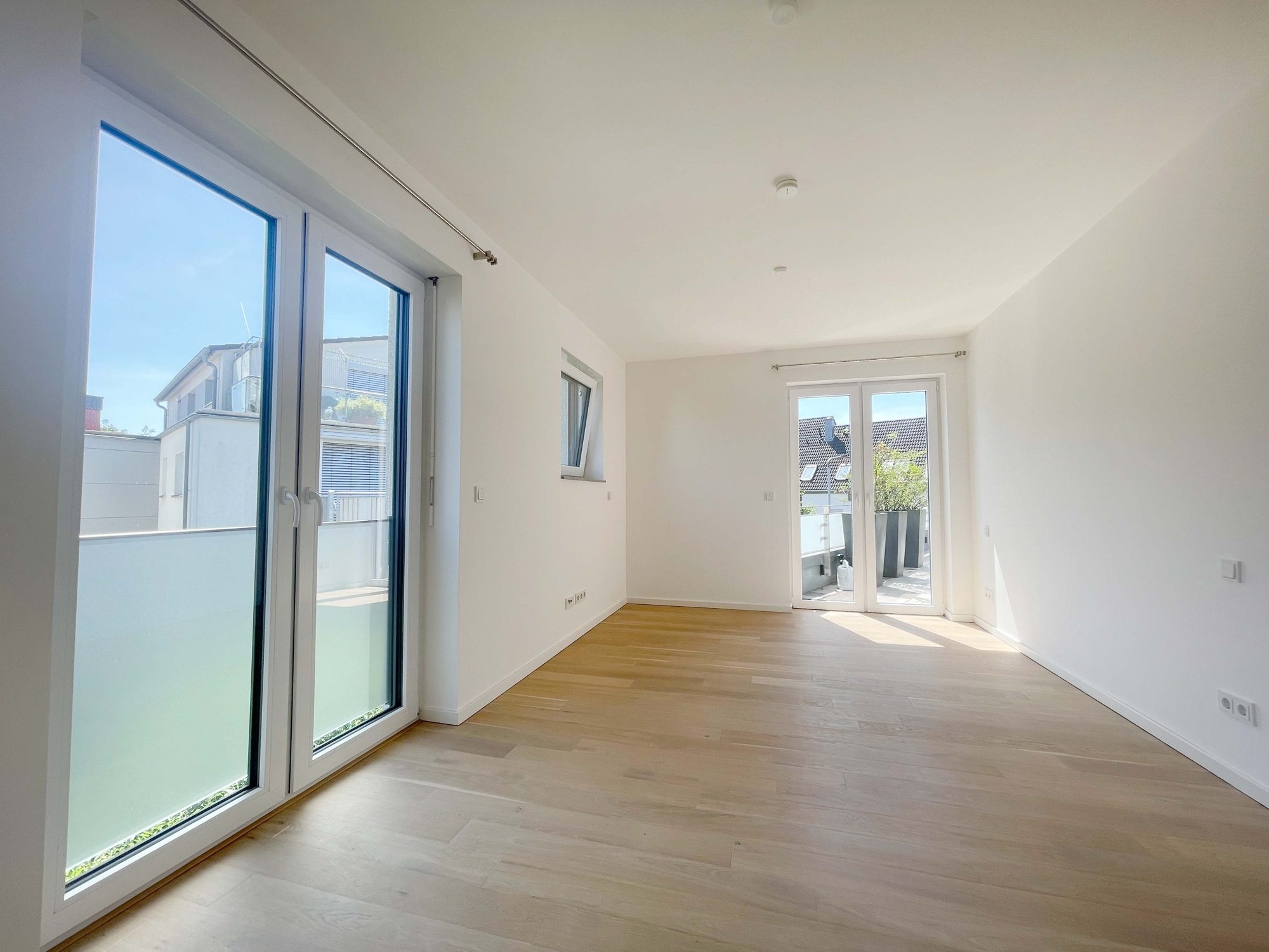 Immobilienangebot - Düsseldorf - Alle - Wohnen mit Wohlfühlgarantie: neuwertige 2-Zimmer-Wohnung mit Sonnen-Terrasse und TG-Stellplatz!