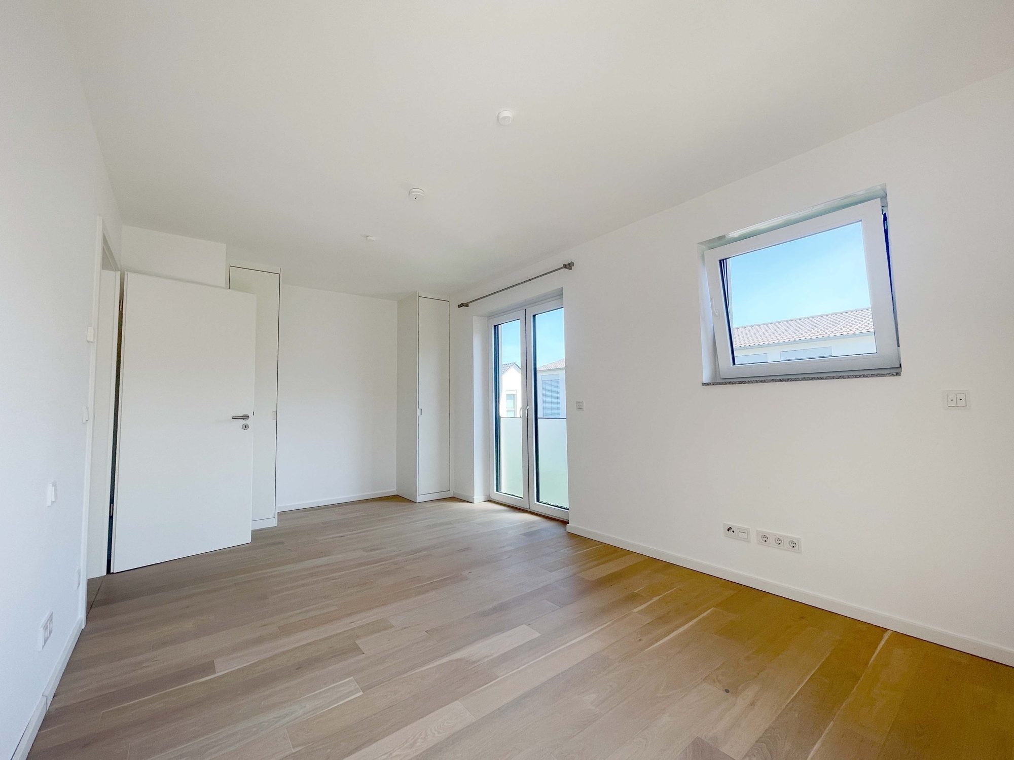 Immobilienangebot - Düsseldorf - Alle - Wohnen mit Wohlfühlgarantie: neuwertige 2-Zimmer-Wohnung mit Sonnen-Terrasse und TG-Stellplatz!