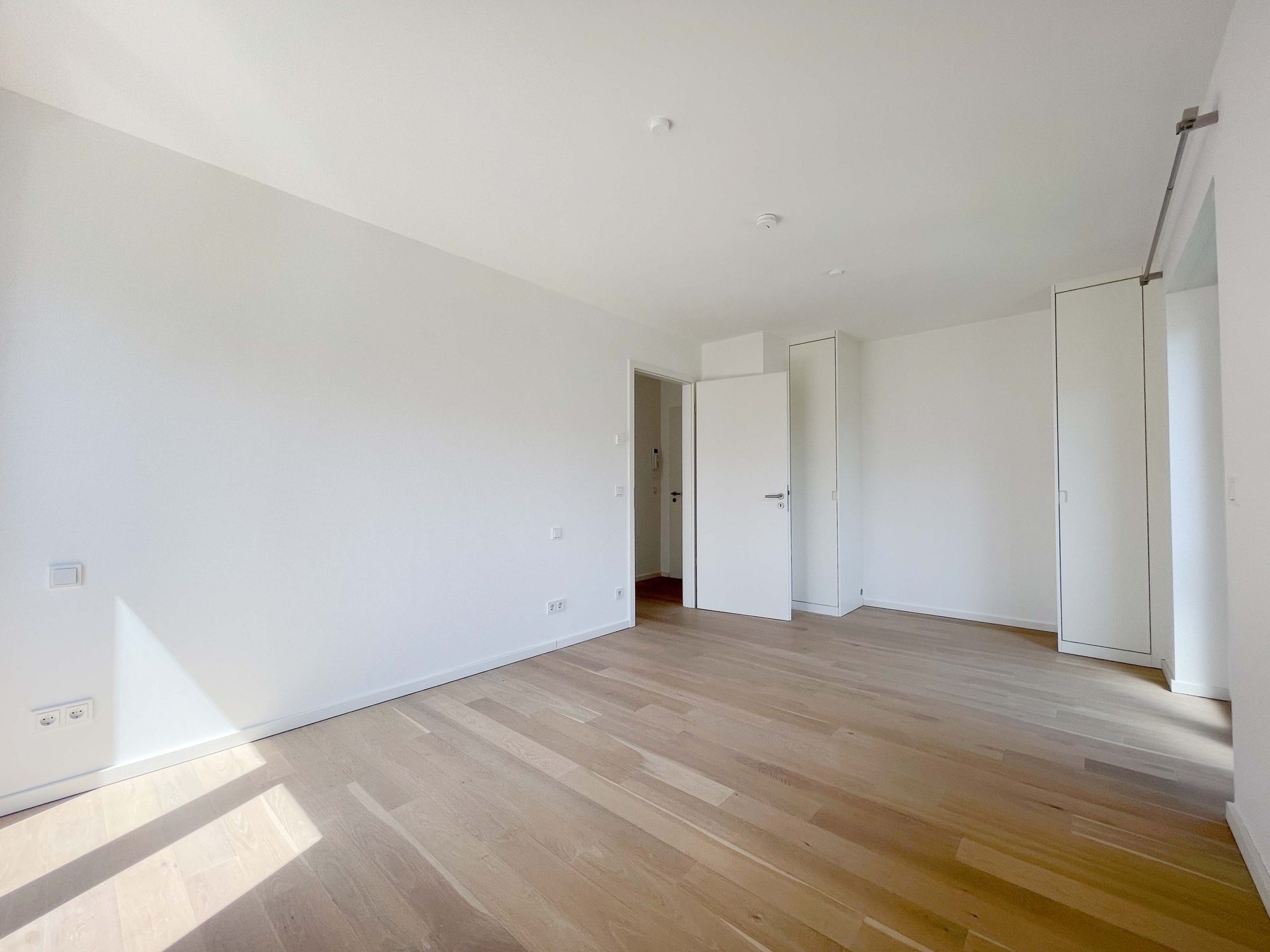 Immobilienangebot - Düsseldorf - Alle - Wohnen mit Wohlfühlgarantie: neuwertige 2-Zimmer-Wohnung mit Sonnen-Terrasse und TG-Stellplatz!