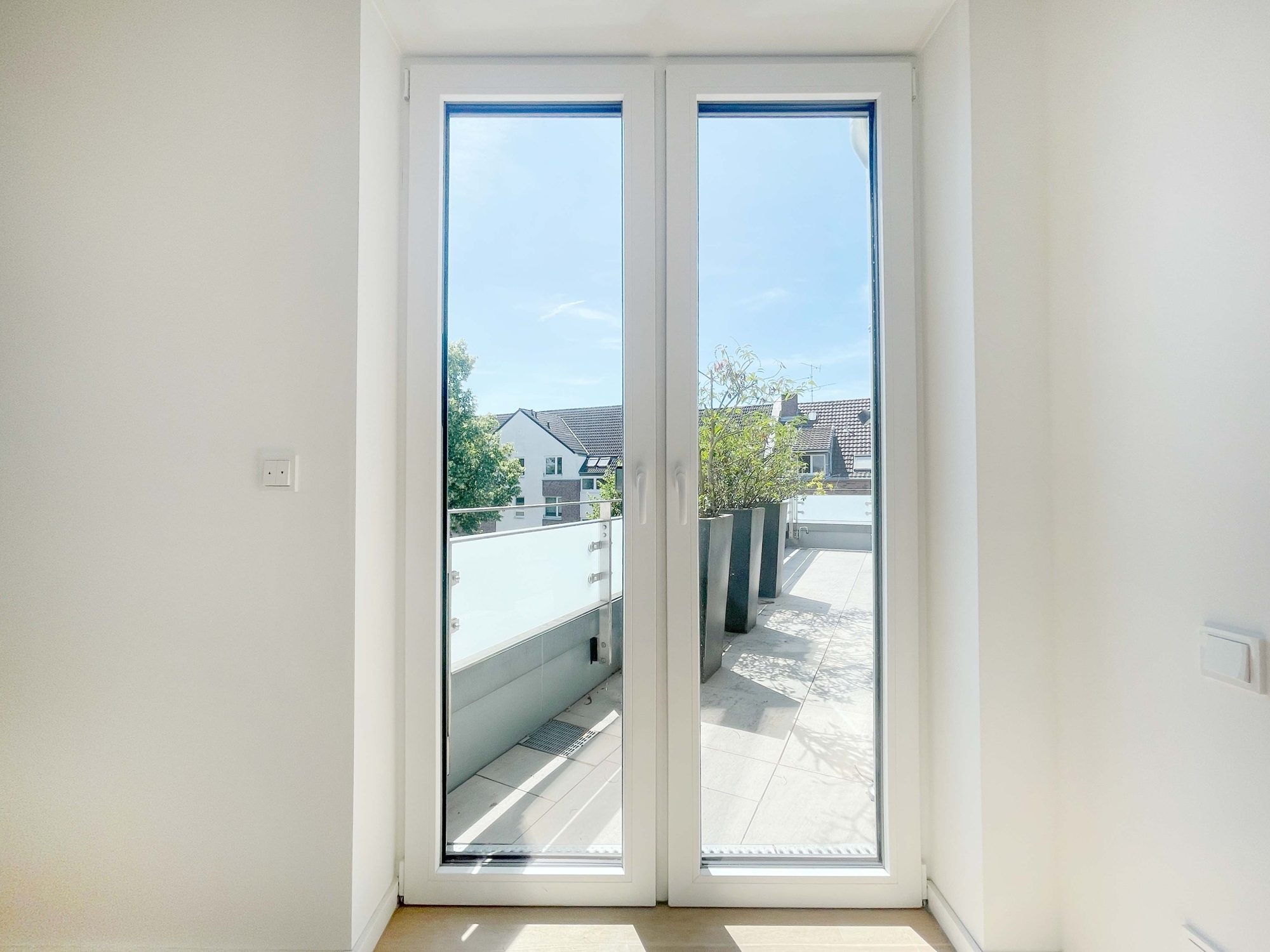Immobilienangebot - Düsseldorf - Alle - Wohnen mit Wohlfühlgarantie: neuwertige 2-Zimmer-Wohnung mit Sonnen-Terrasse und TG-Stellplatz!