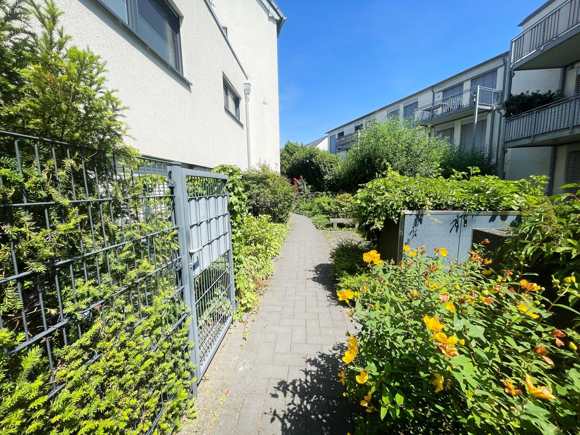 Immobilienangebot - Düsseldorf - Alle - Wohnen mit Wohlfühlgarantie: neuwertige 2-Zimmer-Wohnung mit Sonnen-Terrasse und TG-Stellplatz!