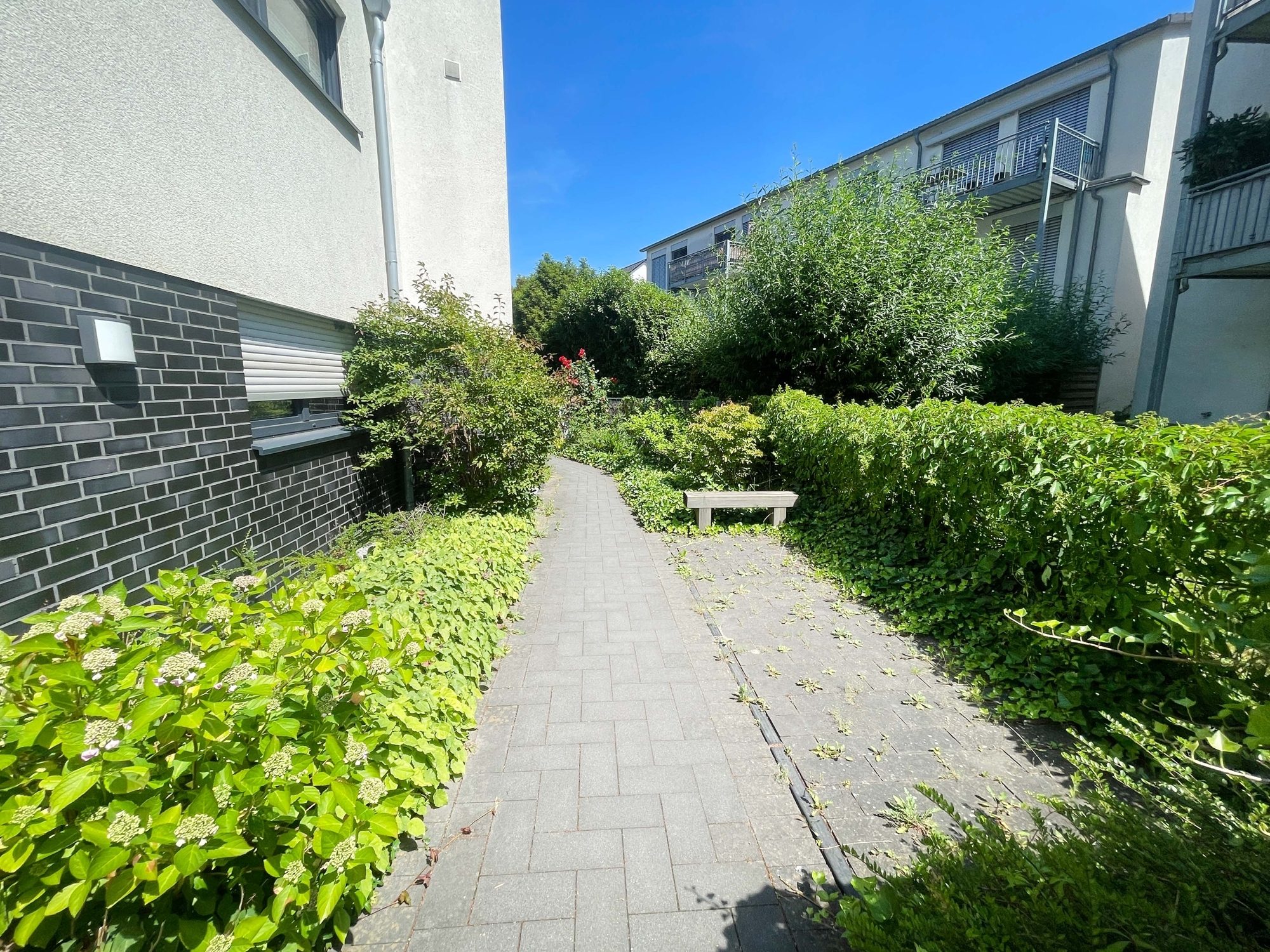 Immobilienangebot - Düsseldorf - Alle - Wohnen mit Wohlfühlgarantie: neuwertige 2-Zimmer-Wohnung mit Sonnen-Terrasse und TG-Stellplatz!