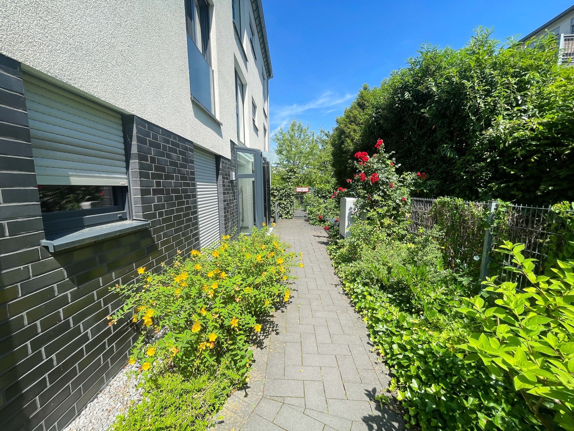 Immobilienangebot - Düsseldorf - Alle - Wohnen mit Wohlfühlgarantie: neuwertige 2-Zimmer-Wohnung mit Sonnen-Terrasse und TG-Stellplatz!