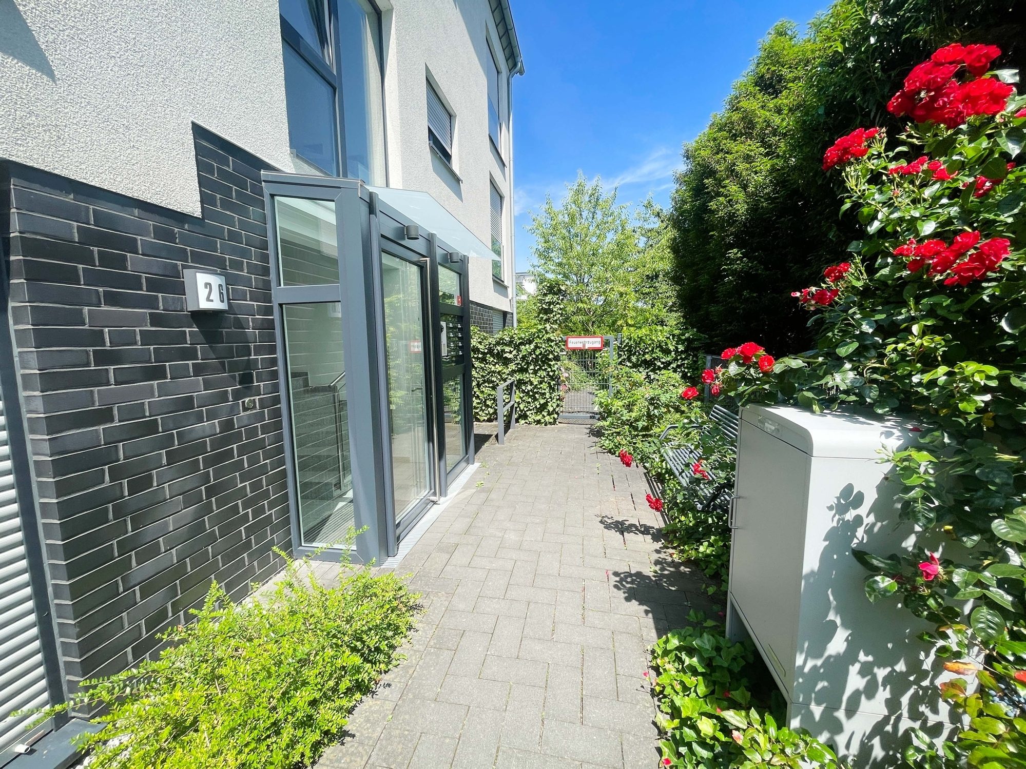 Immobilienangebot - Düsseldorf - Alle - Wohnen mit Wohlfühlgarantie: neuwertige 2-Zimmer-Wohnung mit Sonnen-Terrasse und TG-Stellplatz!
