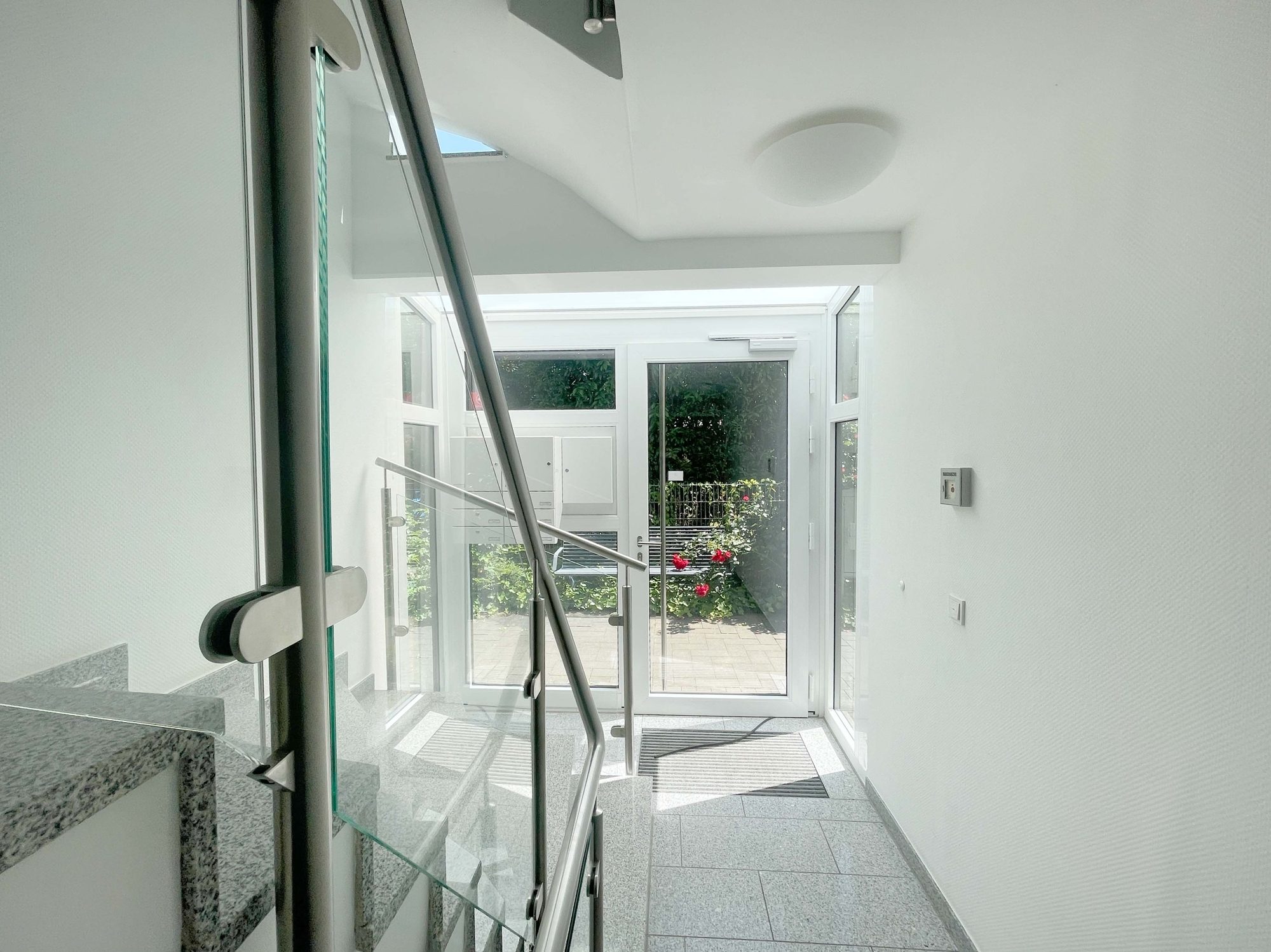 Immobilienangebot - Düsseldorf - Alle - Wohnen mit Wohlfühlgarantie: neuwertige 2-Zimmer-Wohnung mit Sonnen-Terrasse und TG-Stellplatz!