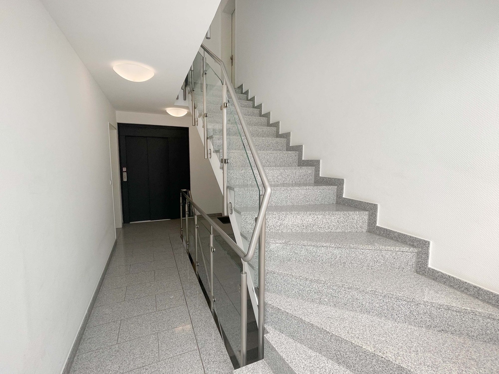 Immobilienangebot - Düsseldorf - Alle - Wohnen mit Wohlfühlgarantie: neuwertige 2-Zimmer-Wohnung mit Sonnen-Terrasse und TG-Stellplatz!