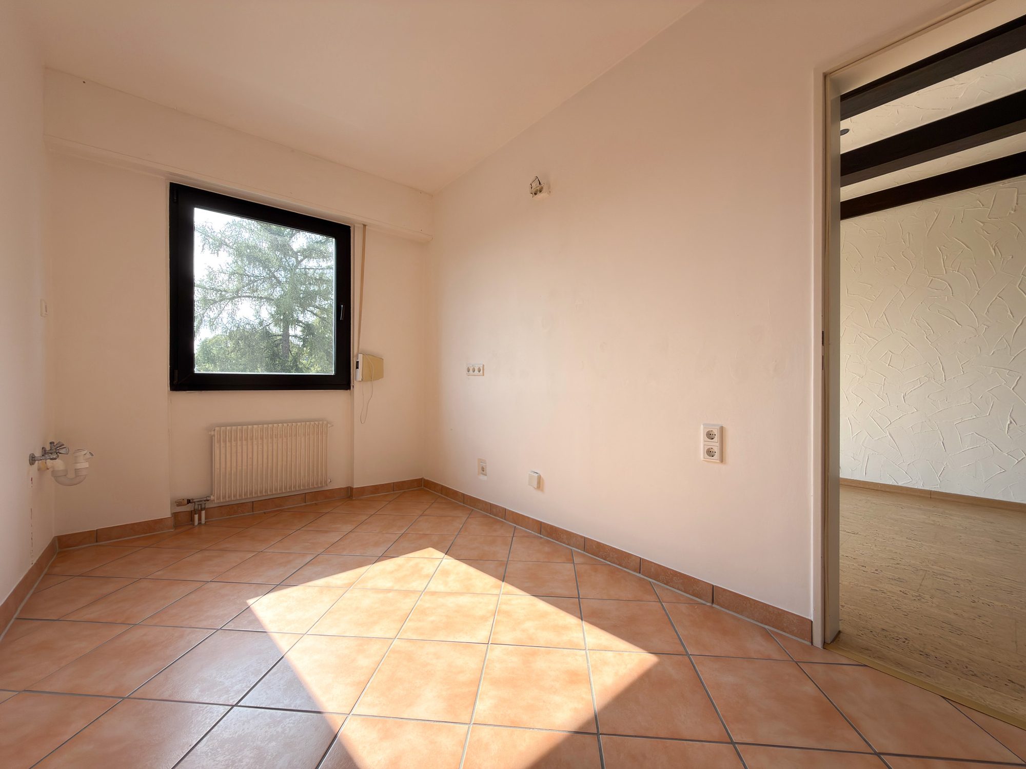 Immobilienangebot - Düsseldorf - Alle - Düsseldorf-Rath: Attraktive 3-Zimmer-Wohnung mit zwei Balkonen – ab sofort bezugsfrei!