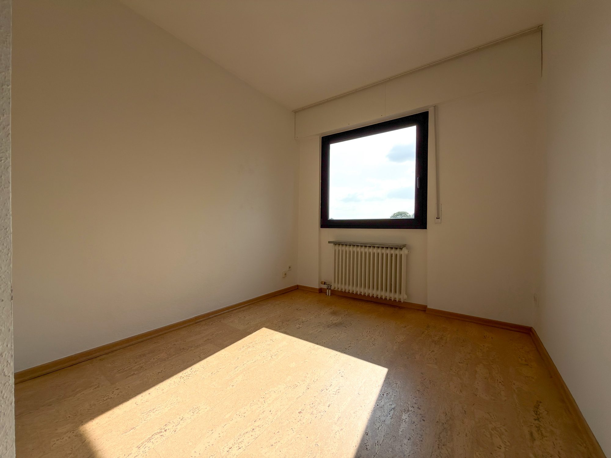 Immobilienangebot - Düsseldorf - Alle - Düsseldorf-Rath: Attraktive 3-Zimmer-Wohnung mit zwei Balkonen – ab sofort bezugsfrei!