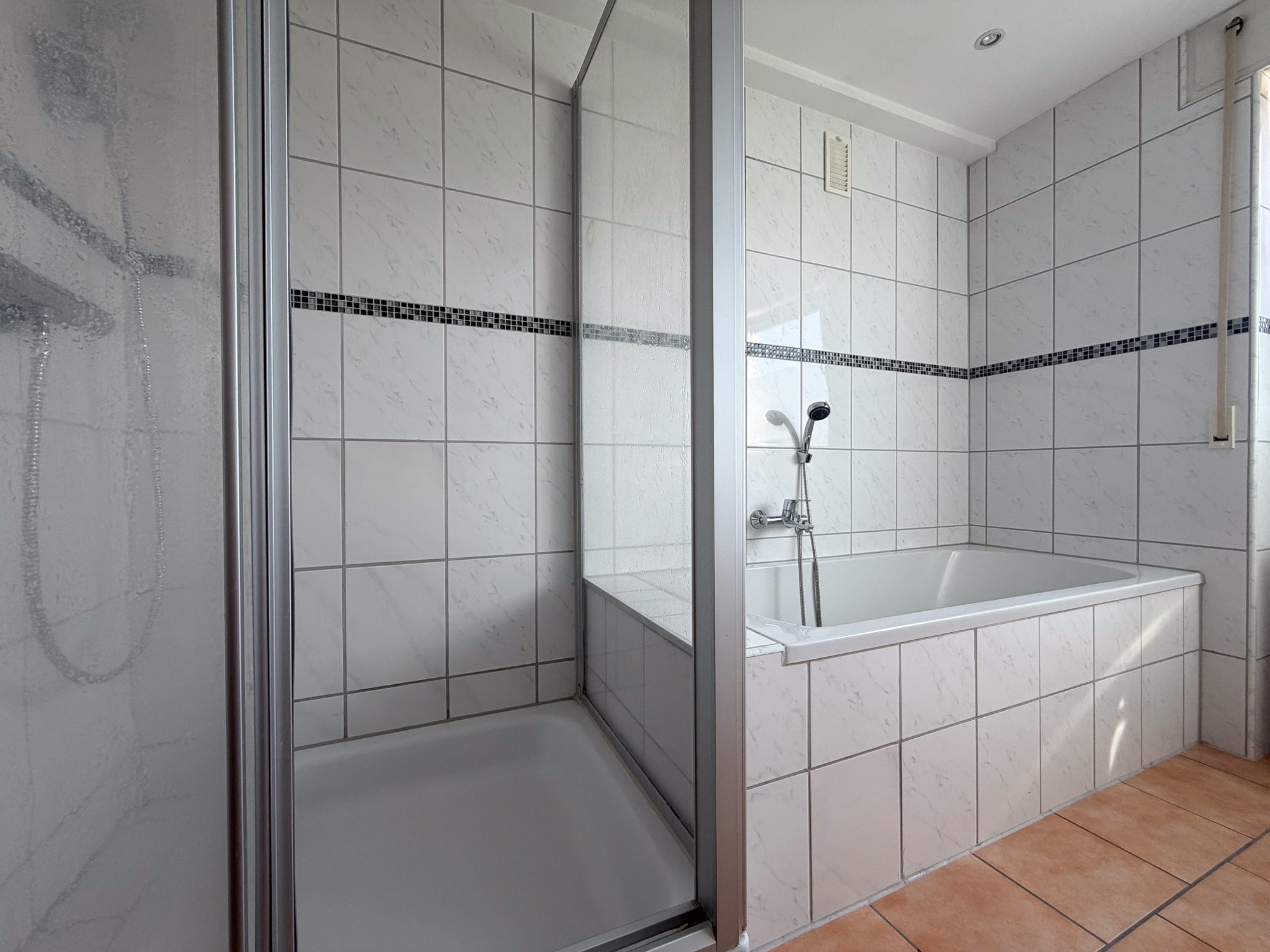 Immobilienangebot - Düsseldorf - Alle - Düsseldorf-Rath: Attraktive 3-Zimmer-Wohnung mit zwei Balkonen – ab sofort bezugsfrei!