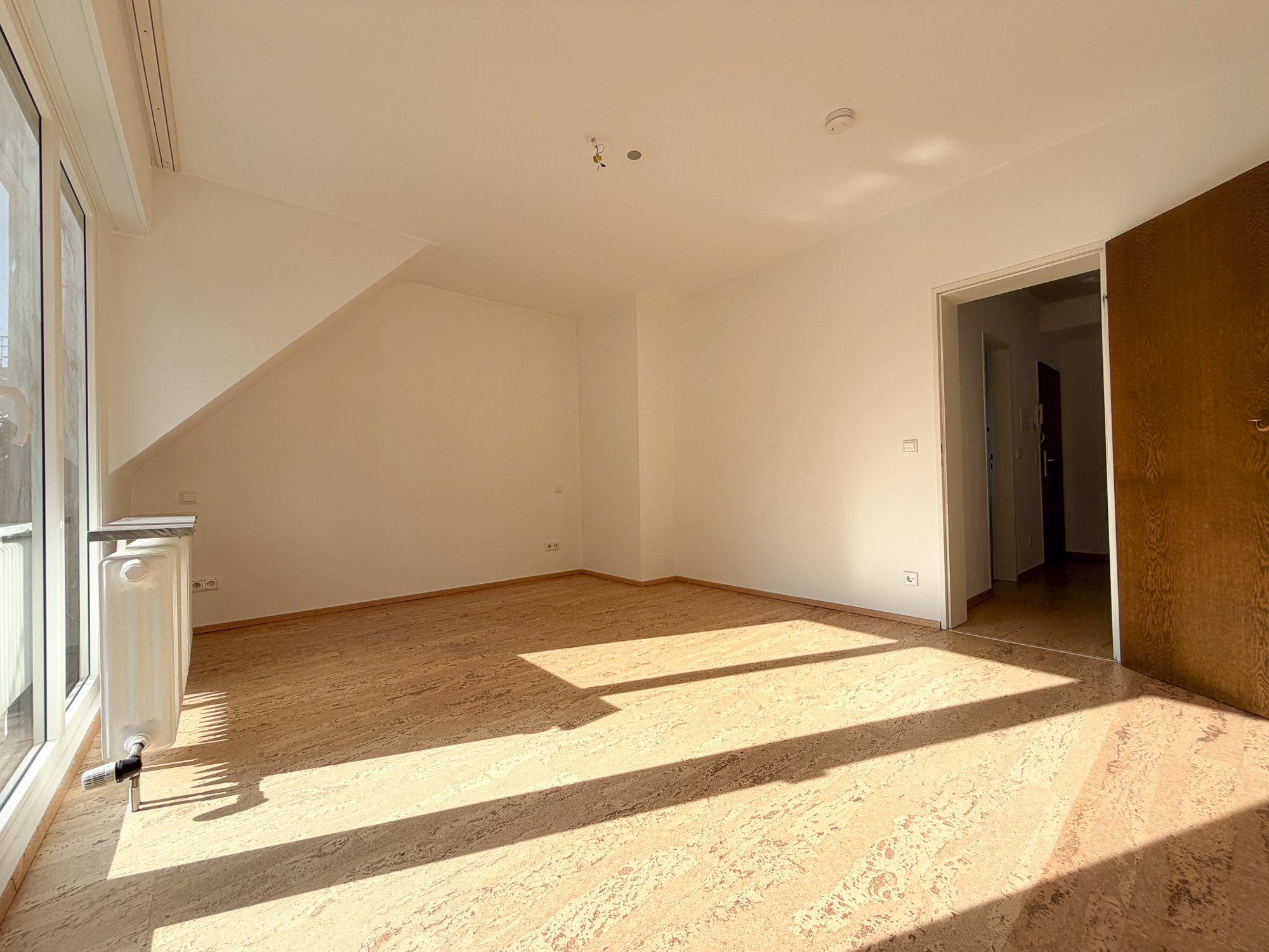 Immobilienangebot - Düsseldorf - Alle - Düsseldorf-Rath: Attraktive 3-Zimmer-Wohnung mit zwei Balkonen – ab sofort bezugsfrei!