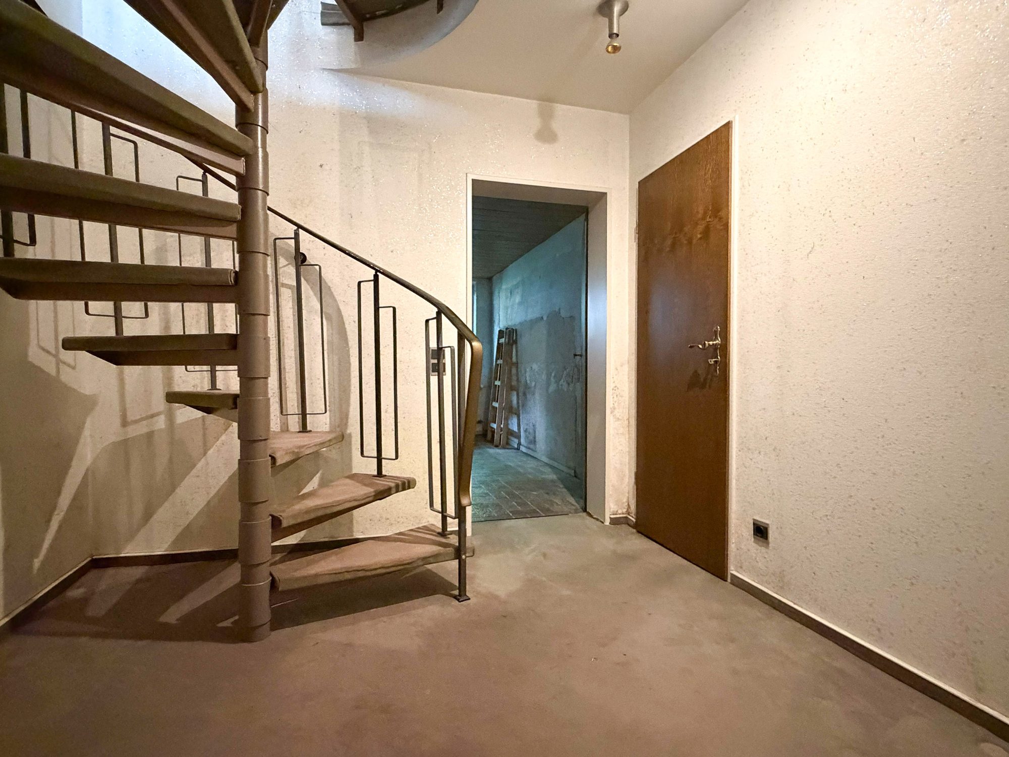 Immobilienangebot - Düsseldorf - Alle - Düsseldorf-Rath: Maisonette mit Hauscharakter, Garten und separat vermietetem Appartement!