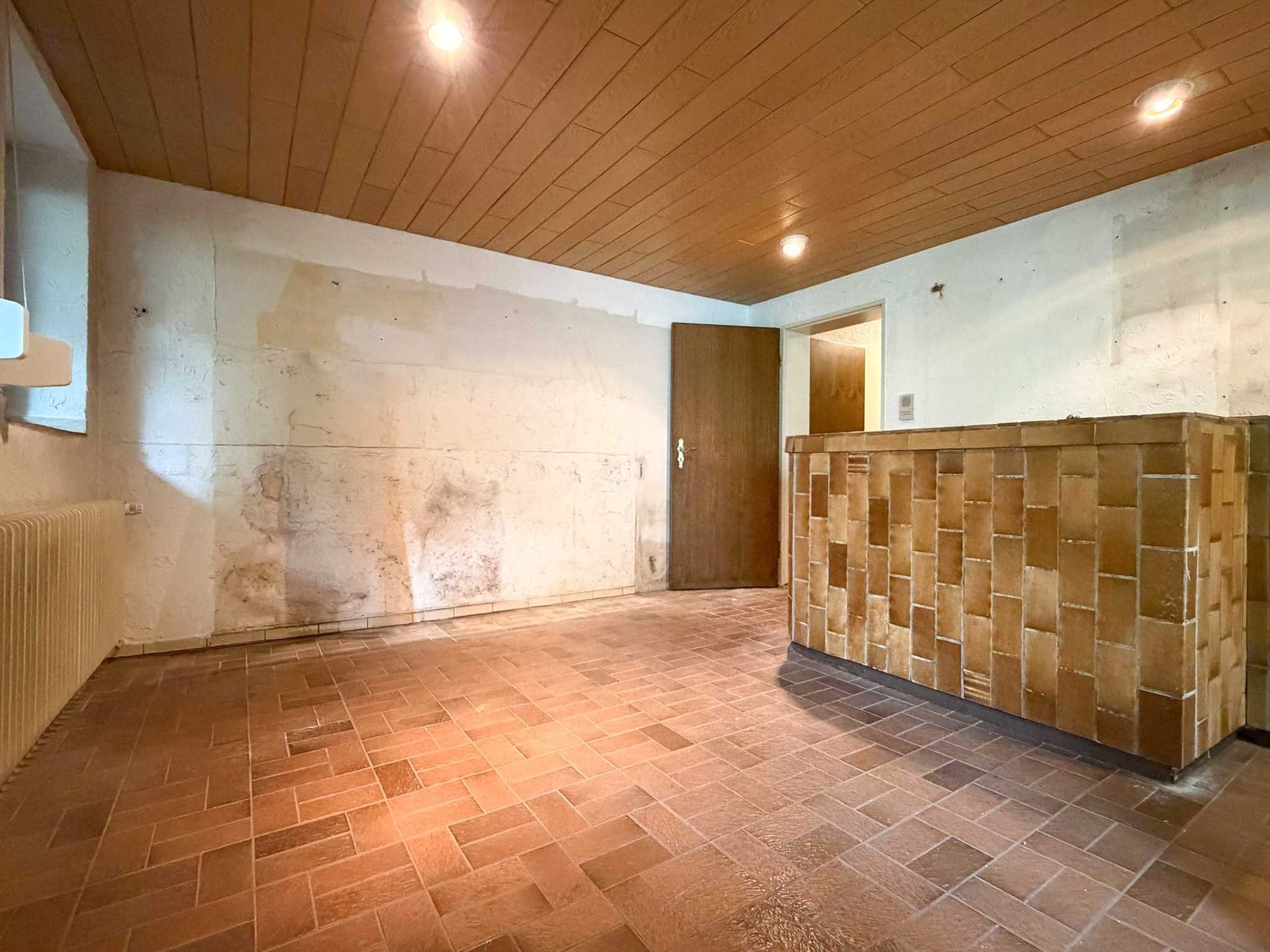 Immobilienangebot - Düsseldorf - Alle - Düsseldorf-Rath: Maisonette mit Hauscharakter, Garten und separat vermietetem Appartement!