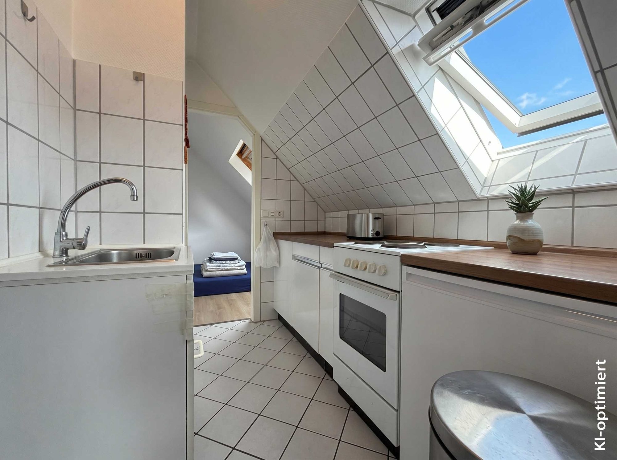 Immobilienangebot - Düsseldorf - Alle - Düsseldorf-Rath: Maisonette mit Hauscharakter, Garten und separat vermietetem Appartement!