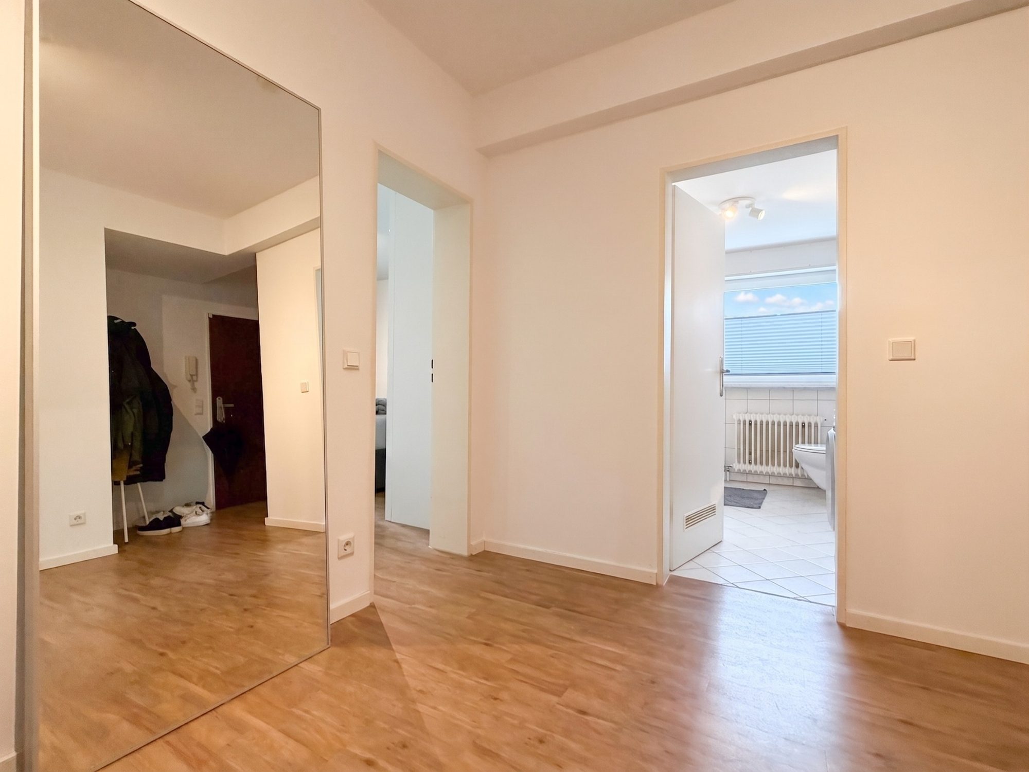 Immobilienangebot - Düsseldorf - Alle - Düsseldorf-Rath: Zwei vermietete Wohnungen als Einheit – ideal für Eigennutzung oder Kapitalanlage!