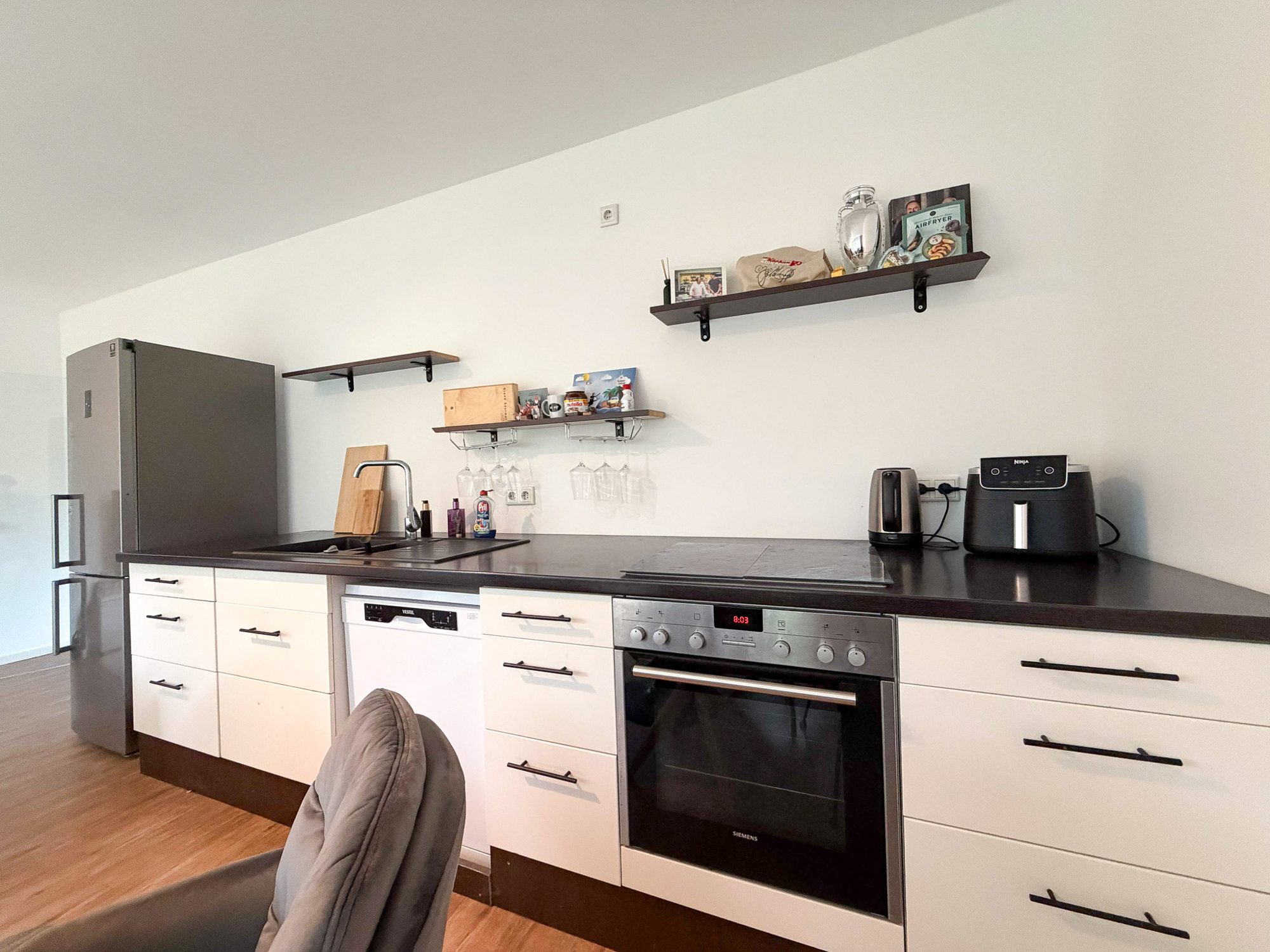 Immobilienangebot - Düsseldorf - Alle - Düsseldorf-Rath: Zwei vermietete Wohnungen als Einheit – ideal für Eigennutzung oder Kapitalanlage!