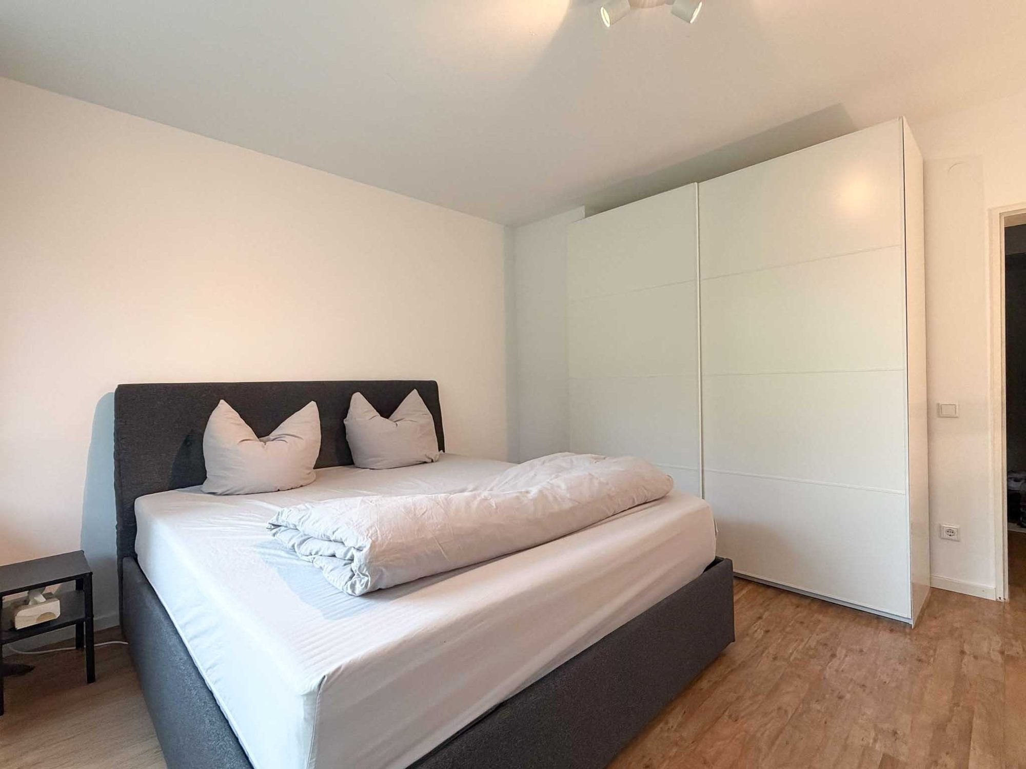 Immobilienangebot - Düsseldorf - Alle - Düsseldorf-Rath: Zwei vermietete Wohnungen als Einheit – ideal für Eigennutzung oder Kapitalanlage!