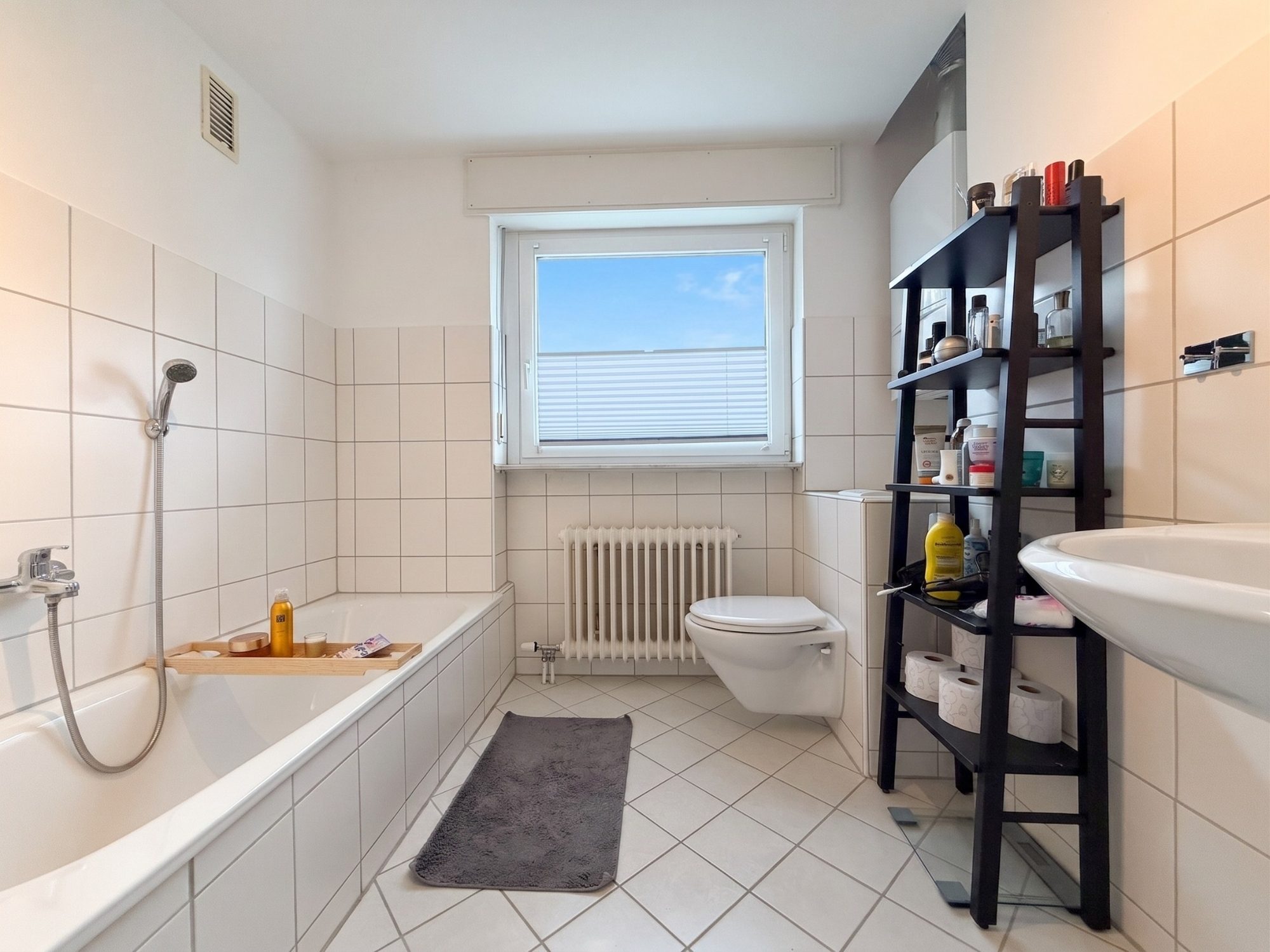 Immobilienangebot - Düsseldorf - Alle - Düsseldorf-Rath: Zwei vermietete Wohnungen als Einheit – ideal für Eigennutzung oder Kapitalanlage!