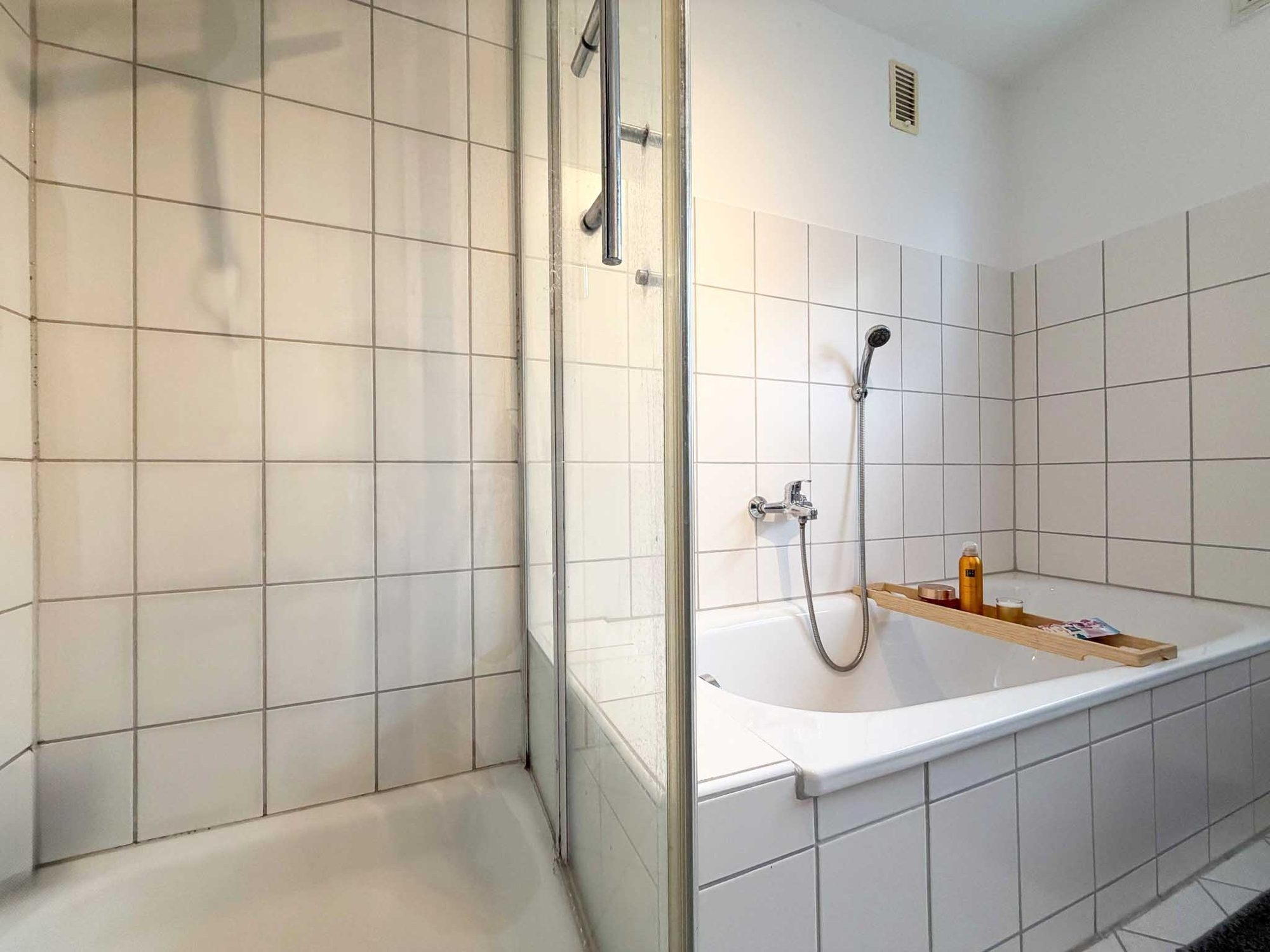 Immobilienangebot - Düsseldorf - Alle - Düsseldorf-Rath: Zwei vermietete Wohnungen als Einheit – ideal für Eigennutzung oder Kapitalanlage!