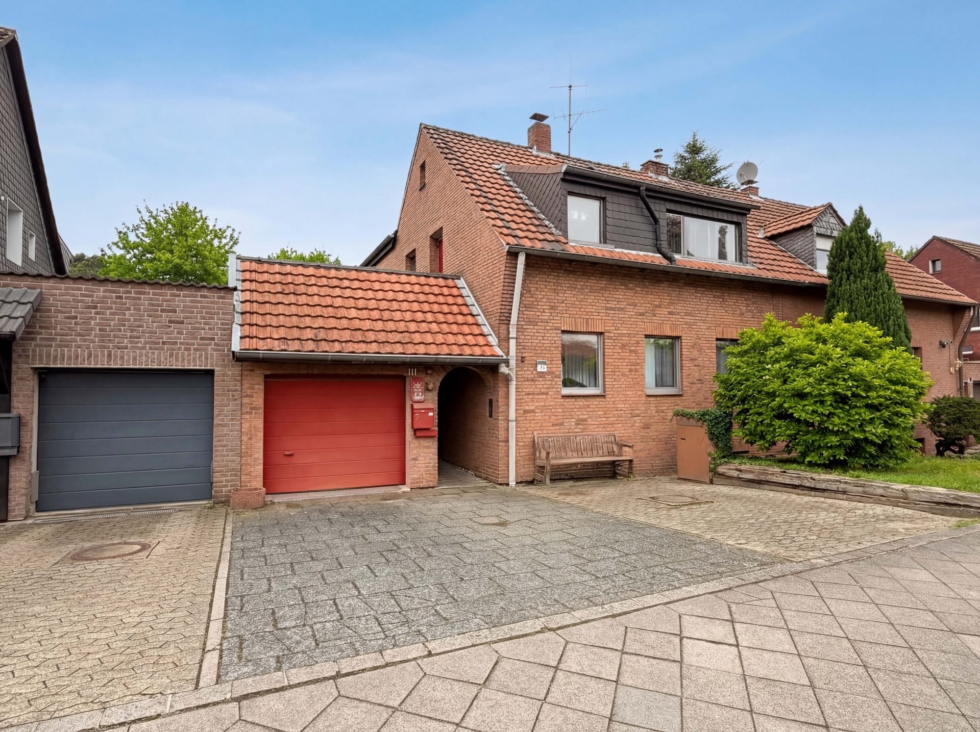 Immobilienangebot - Düsseldorf - Alle - Düsseldorf-Eller: Sanierungsbedürftiges Zweifamilienhaus mit vielfältigem Entwicklungspotenzial!