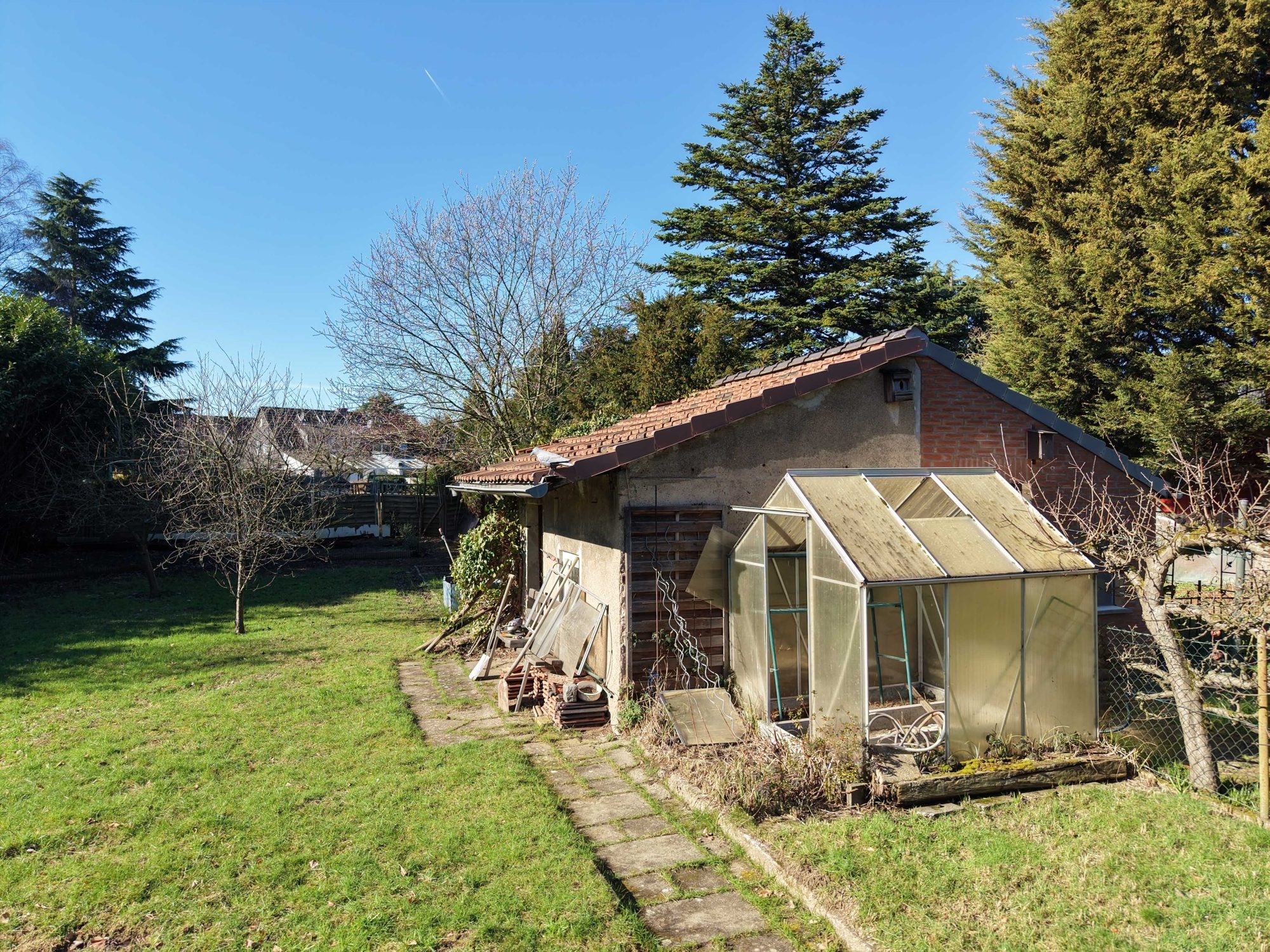 Immobilienangebot - Düsseldorf - Alle - Düsseldorf-Eller: Sanierungsbedürftiges Zweifamilienhaus mit vielfältigem Entwicklungspotenzial!
