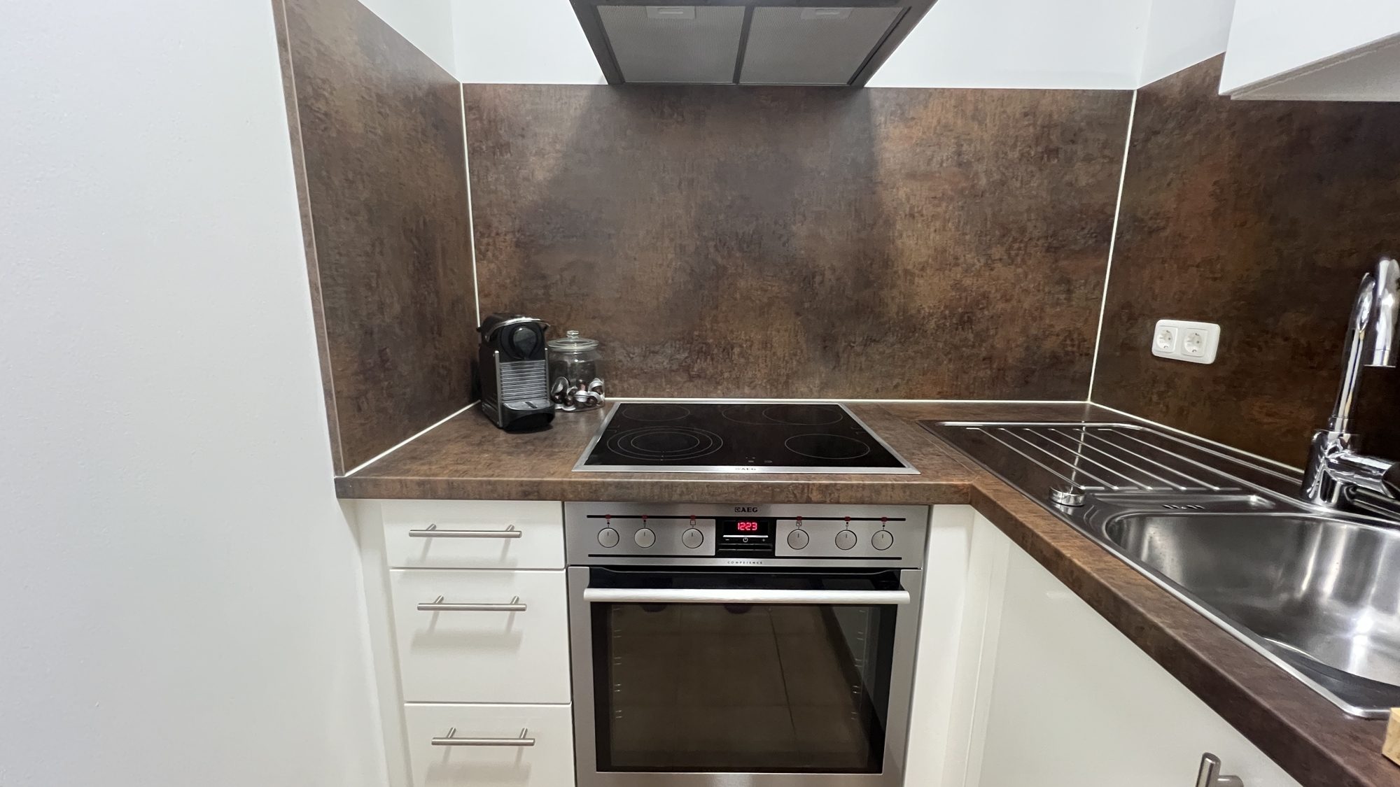 Immobilienangebot - Düsseldorf - Alle - Stilvoll möbliertes Apartment mit Balkon und Fußbodenheizung in begehrter Lage von Oberkassel