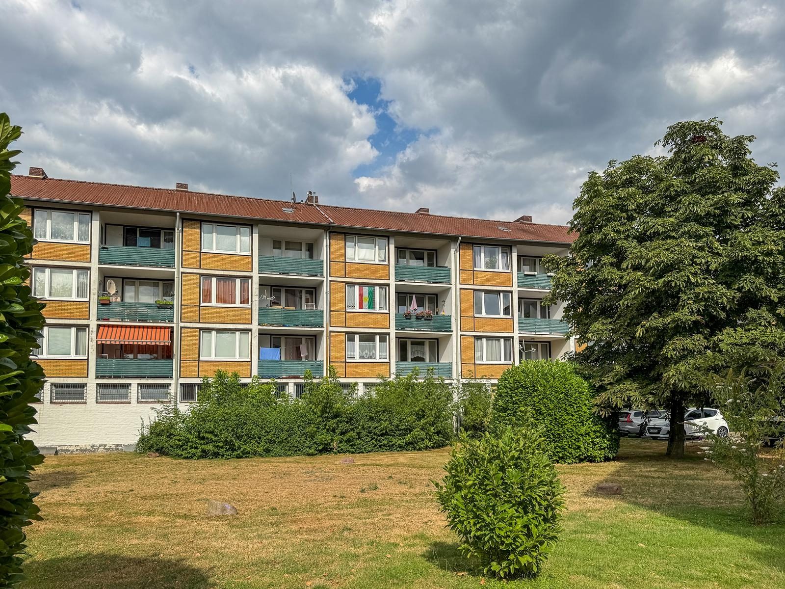 Immobilienangebot - Düsseldorf / Holthausen - Alle - Holthausen: Kapitalanlage mit Potenzial! Langjährig vermietete 2-Zimmer-Wohnung mit Balkon ins Grüne