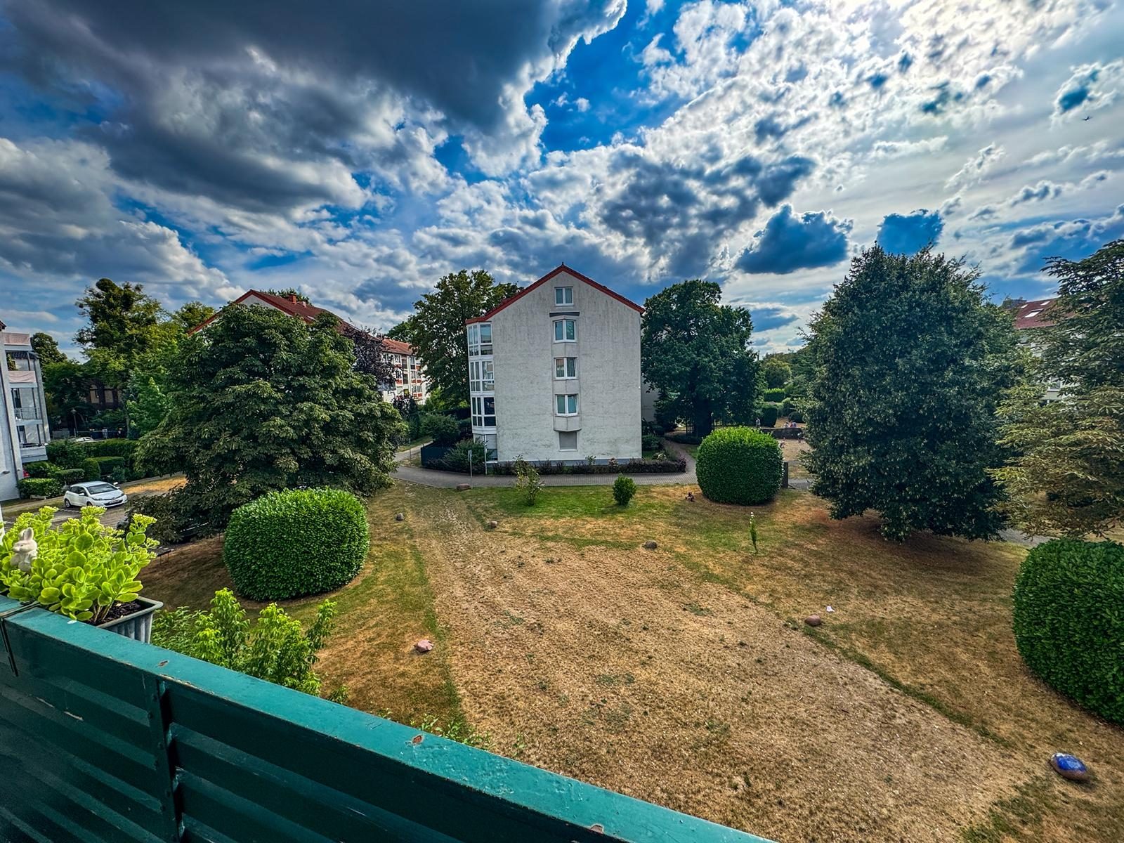 Immobilienangebot - Düsseldorf / Holthausen - Alle - Holthausen: Kapitalanlage mit Potenzial! Langjährig vermietete 2-Zimmer-Wohnung mit Balkon ins Grüne