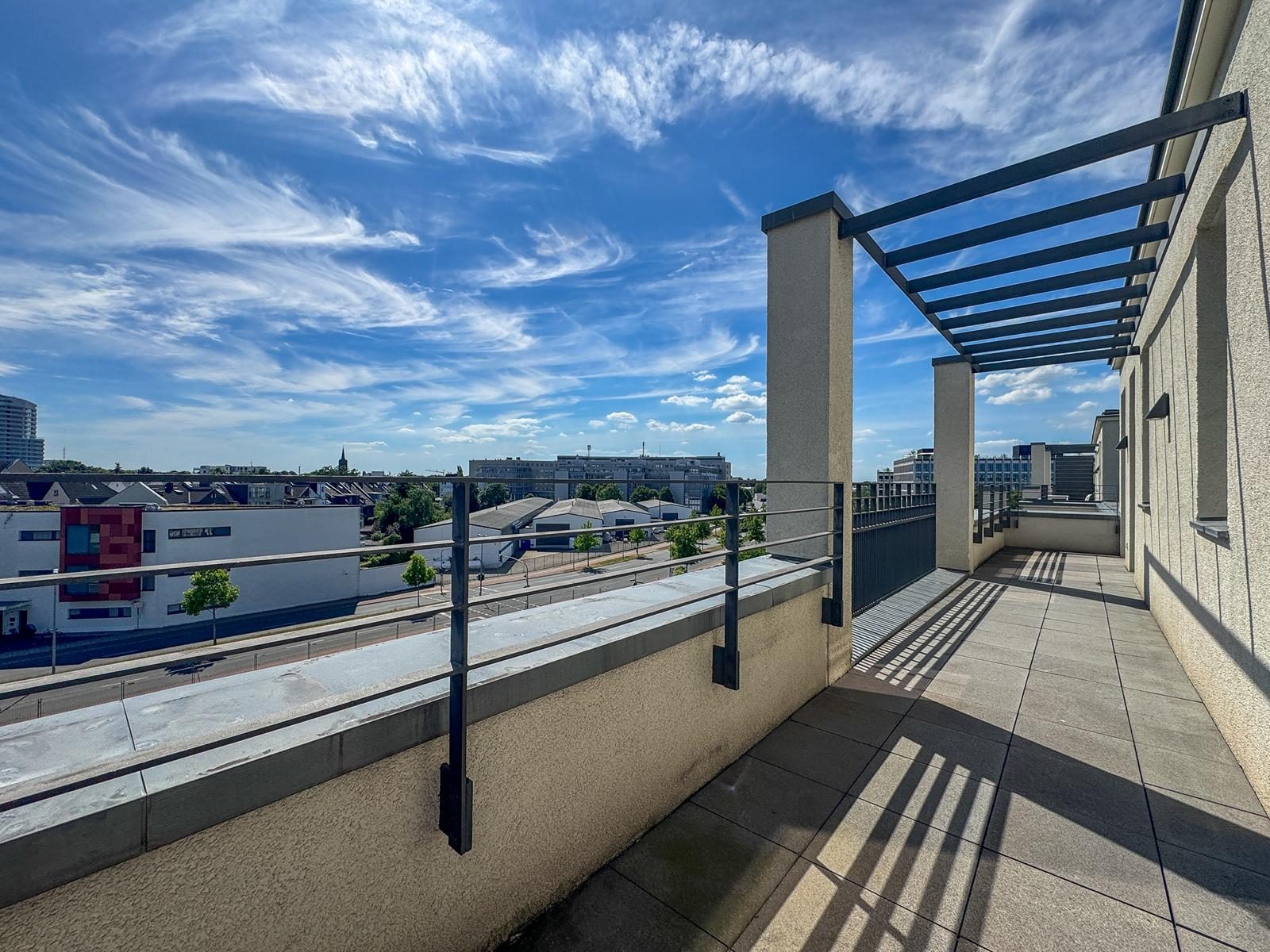 Immobilienangebot - Düsseldorf - Alle - Heinrich Heine Gärten: repräsentative 3-Zimmer-Wohnung mit Süd-West-Balkon und Dachterrasse!