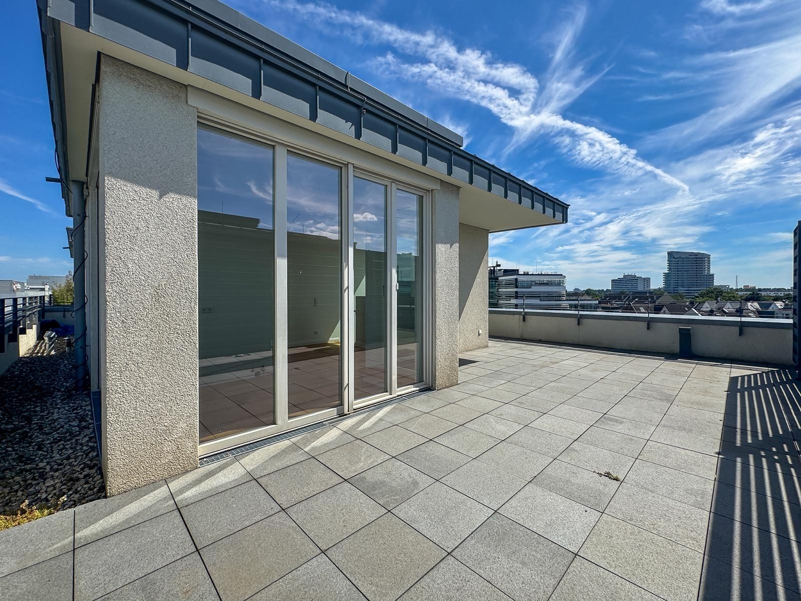 Immobilienangebot - Düsseldorf - Alle - Heinrich Heine Gärten: repräsentative 3-Zimmer-Wohnung mit Süd-West-Balkon und Dachterrasse!
