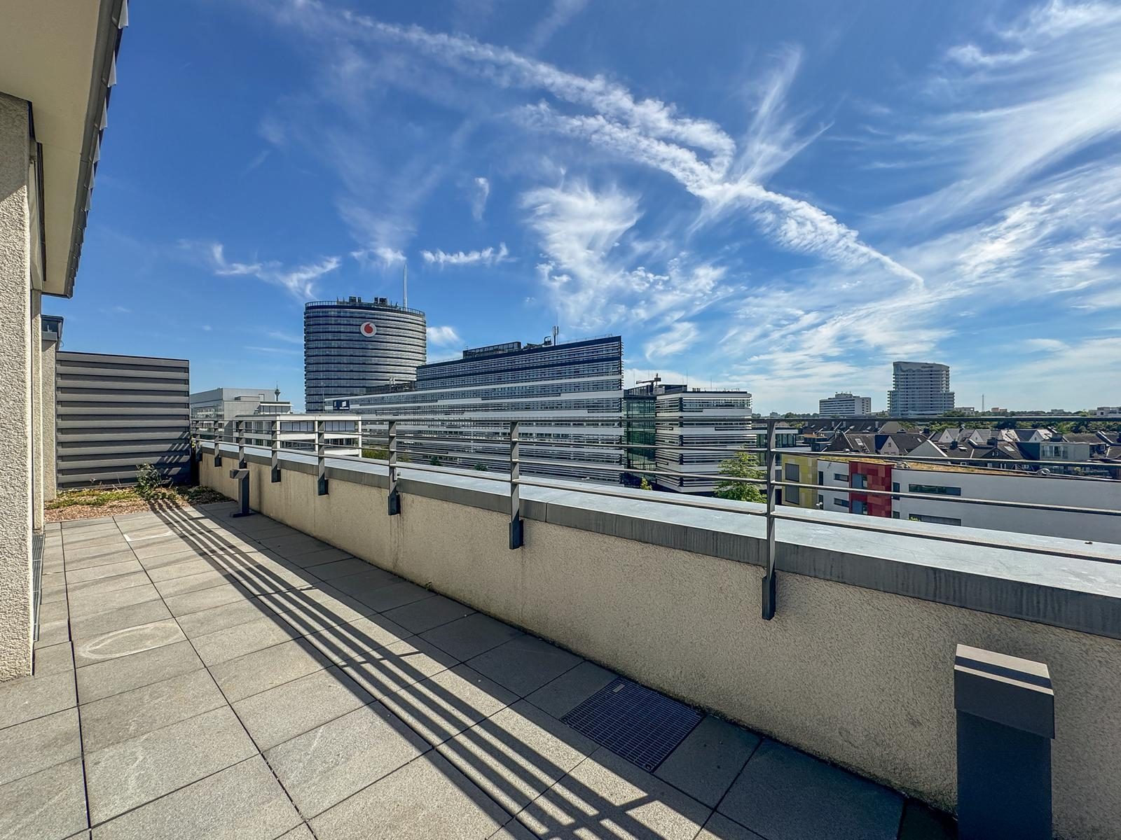 Immobilienangebot - Düsseldorf - Alle - Heinrich Heine Gärten: repräsentative 3-Zimmer-Wohnung mit Süd-West-Balkon und Dachterrasse!