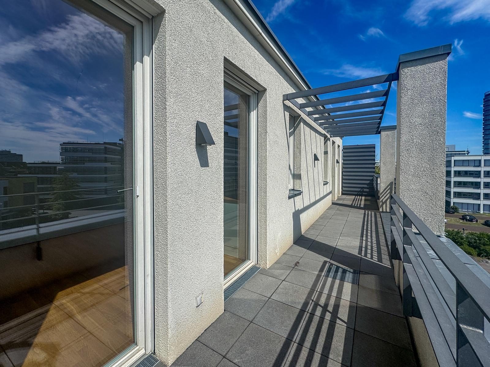 Immobilienangebot - Düsseldorf - Alle - Heinrich Heine Gärten: repräsentative 3-Zimmer-Wohnung mit Süd-West-Balkon und Dachterrasse!