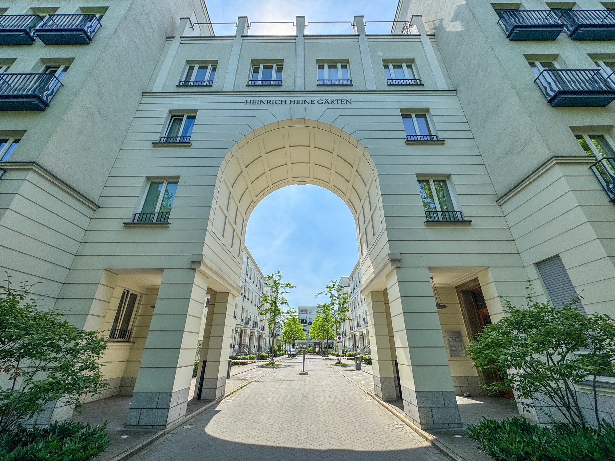 Immobilienangebot - Düsseldorf - Alle - Heinrich Heine Gärten: repräsentative 3-Zimmer-Wohnung mit Süd-West-Balkon und Dachterrasse!