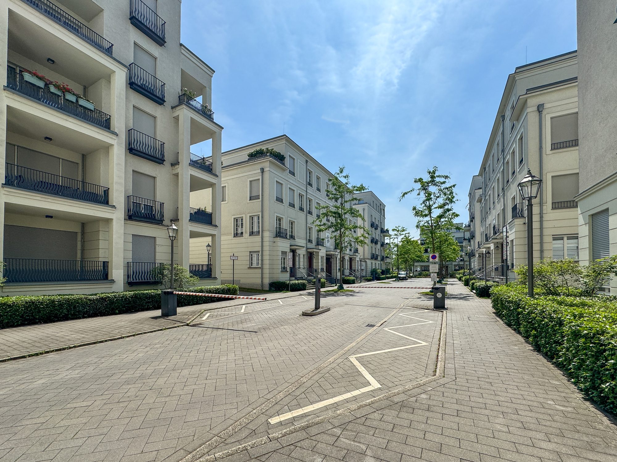 Immobilienangebot - Düsseldorf - Alle - Heinrich Heine Gärten: repräsentative 3-Zimmer-Wohnung mit Süd-West-Balkon und Dachterrasse!