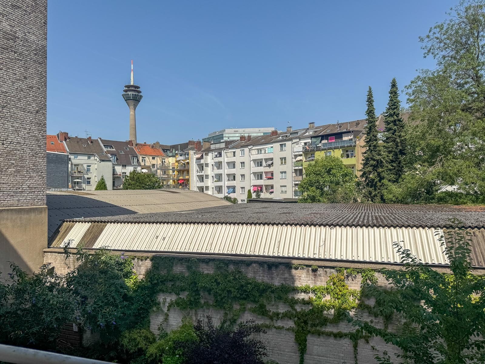 Immobilienangebot - Düsseldorf - Alle - Unterbilk: Raum für Ihre Ideen – 4-Zimmer-Wohnung mit zwei Balkonen und Rheinturmblick