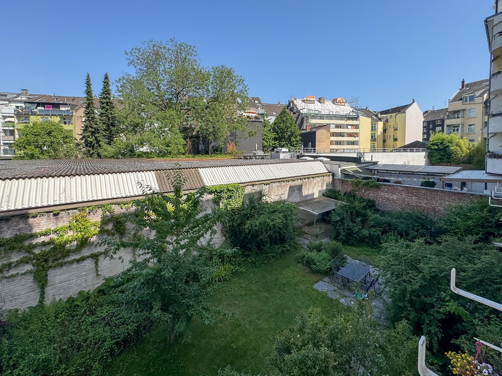 Immobilienangebot - Düsseldorf - Alle - Unterbilk: Raum für Ihre Ideen – 4-Zimmer-Wohnung mit zwei Balkonen und Rheinturmblick