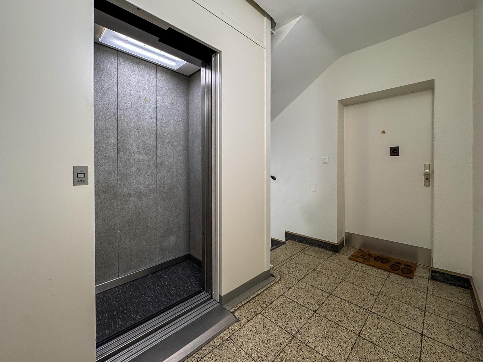 Immobilienangebot - Düsseldorf - Alle - Unterbilk: Raum für Ihre Ideen – 4-Zimmer-Wohnung mit zwei Balkonen und Rheinturmblick