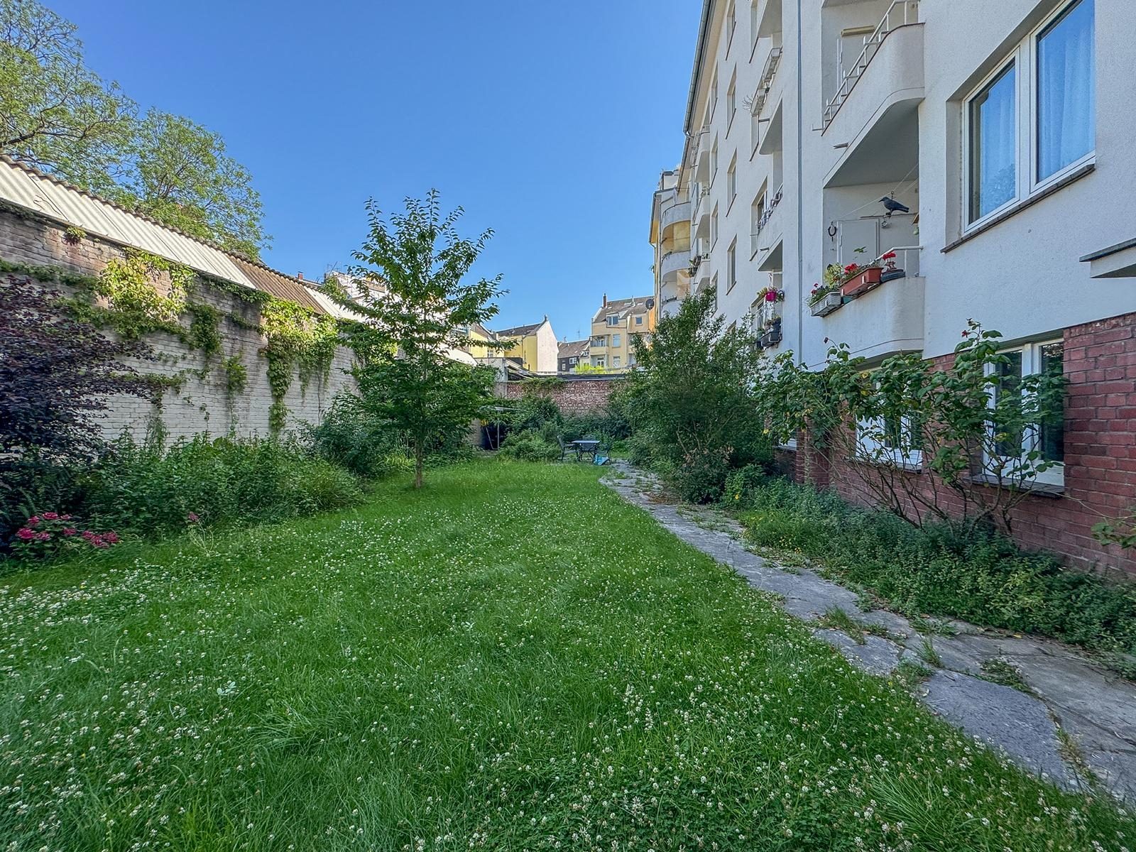 Immobilienangebot - Düsseldorf - Alle - Unterbilk: Raum für Ihre Ideen – 4-Zimmer-Wohnung mit zwei Balkonen und Rheinturmblick