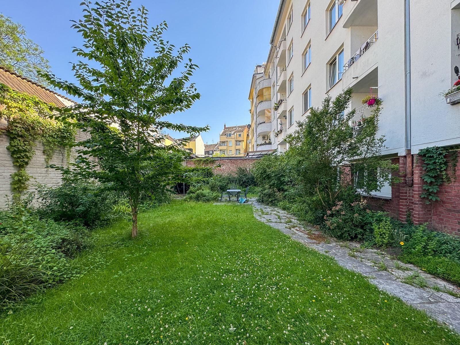 Immobilienangebot - Düsseldorf - Alle - Unterbilk: Raum für Ihre Ideen – 4-Zimmer-Wohnung mit zwei Balkonen und Rheinturmblick