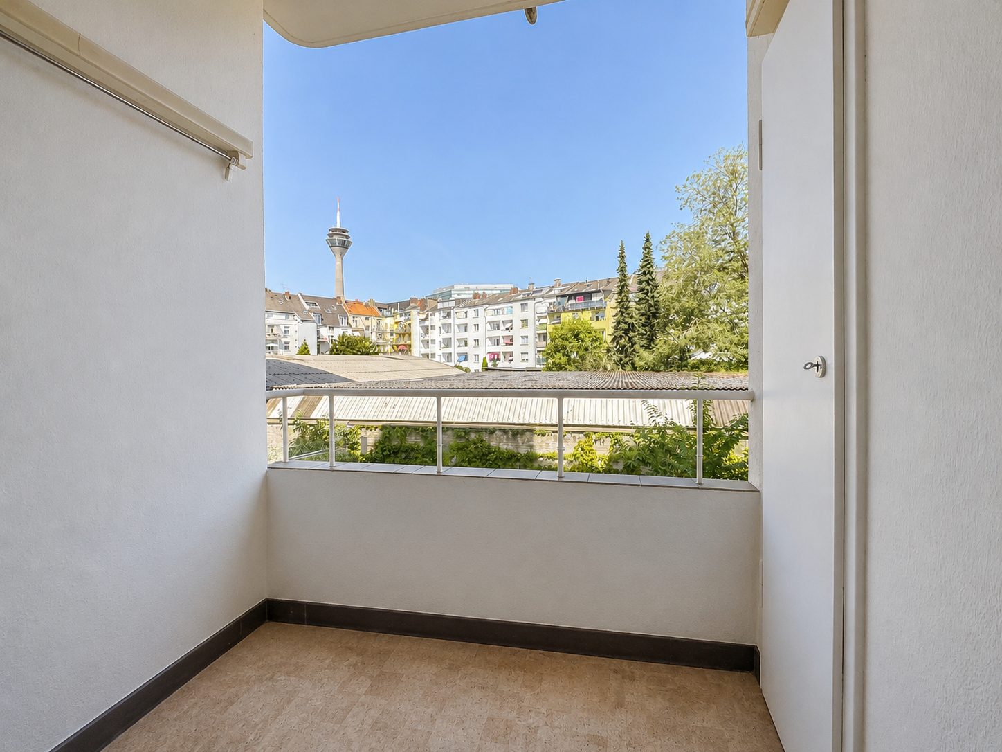 Immobilienangebot - Düsseldorf - Alle - Unterbilk: Raum für Ihre Ideen – 4-Zimmer-Wohnung mit zwei Balkonen und Rheinturmblick