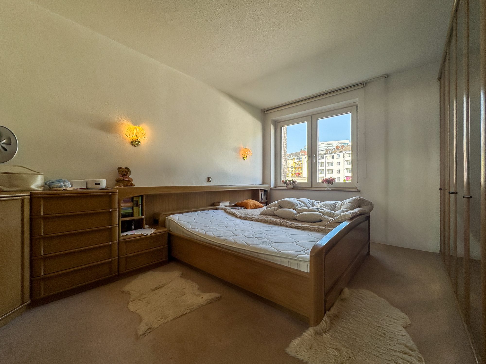 Immobilienangebot - Düsseldorf - Alle - Unterbilk: Raum für Ihre Ideen – 4-Zimmer-Wohnung mit zwei Balkonen und Rheinturmblick