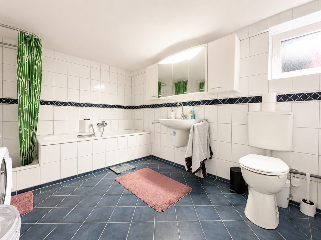 Immobilienangebot - Kaarst / Holzbüttgen - Alle - Holzbüttgen: gepflegtes Ein-/Zweifamilienhaus mit vielseitigen Nutzungsmöglichkeiten in ruhiger Lage