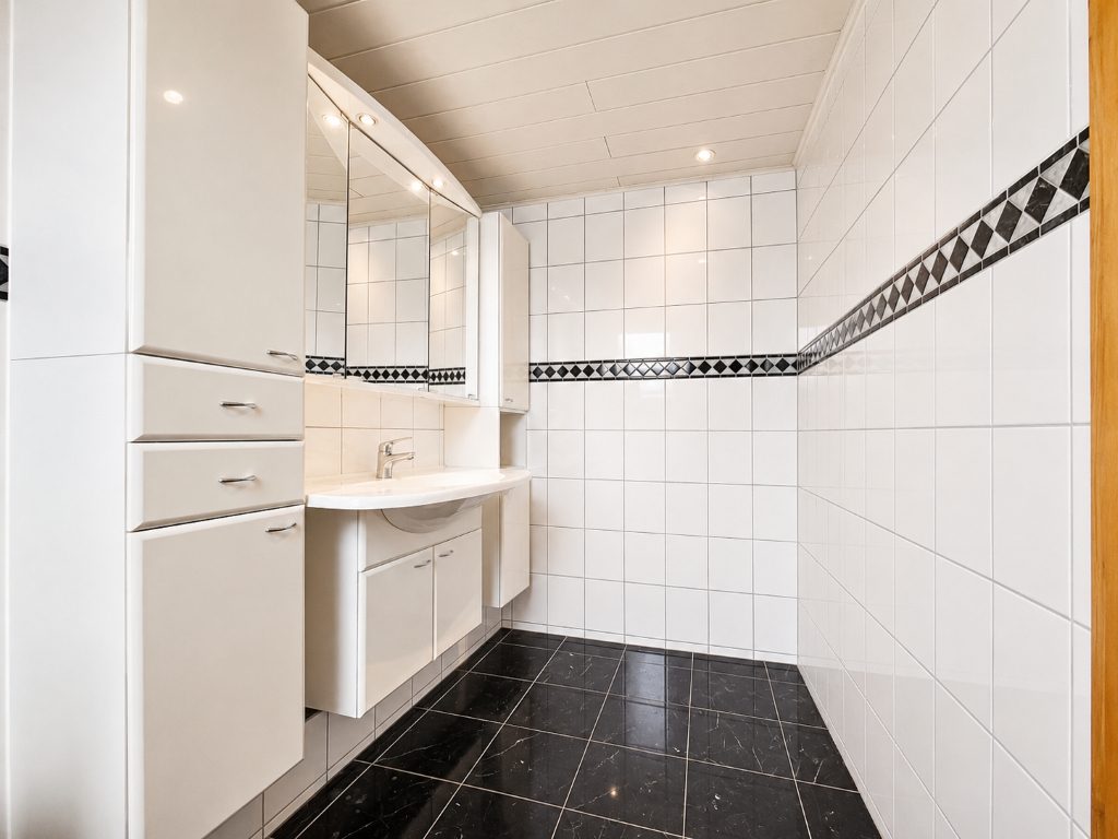 Immobilienangebot - Kaarst / Holzbüttgen - Alle - Holzbüttgen: gepflegtes Ein-/Zweifamilienhaus mit vielseitigen Nutzungsmöglichkeiten in ruhiger Lage