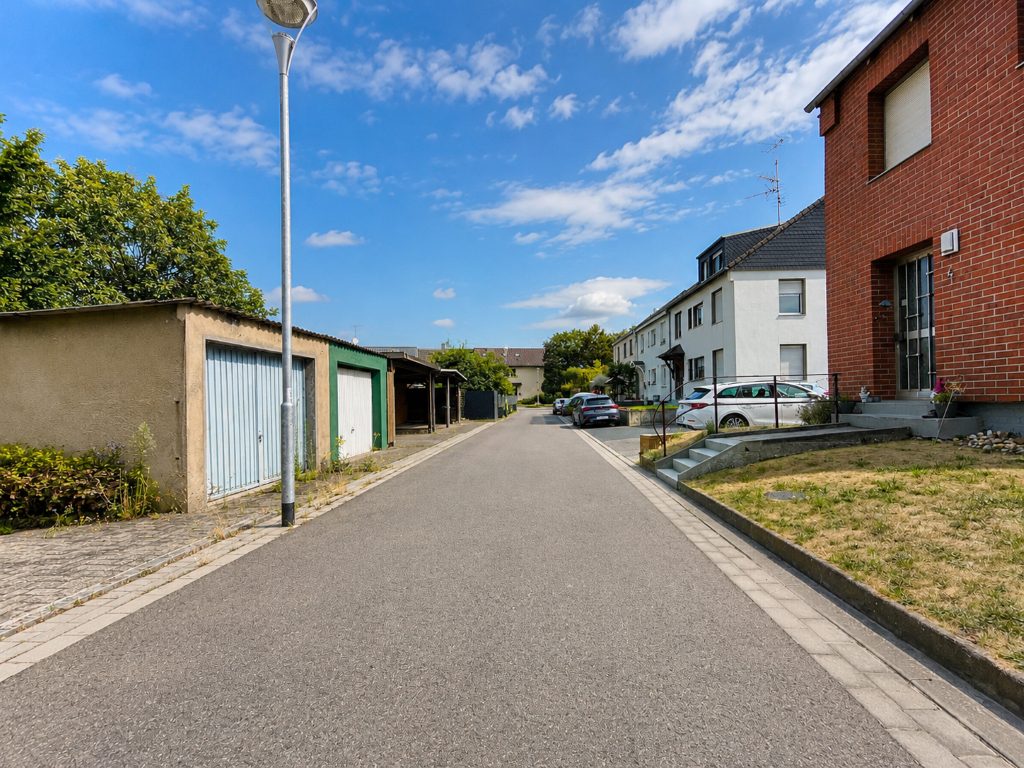 Immobilienangebot - Kaarst / Holzbüttgen - Alle - Holzbüttgen: gepflegtes Ein-/Zweifamilienhaus mit vielseitigen Nutzungsmöglichkeiten in ruhiger Lage