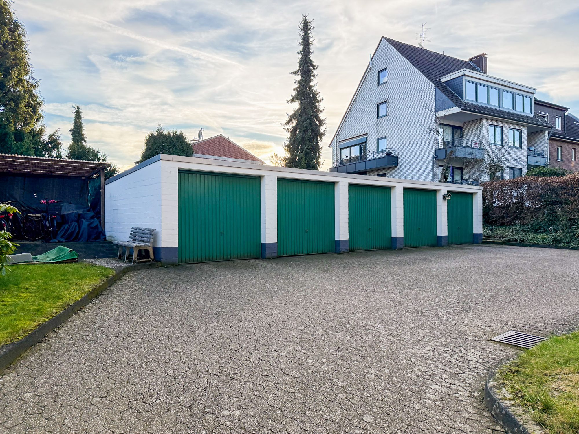 Immobilienangebot - Düsseldorf - Alle - Blick ins Grüne: familienfreundliche 4-Zimmerwohnung mit Südbalkon und Garage in Unterbach