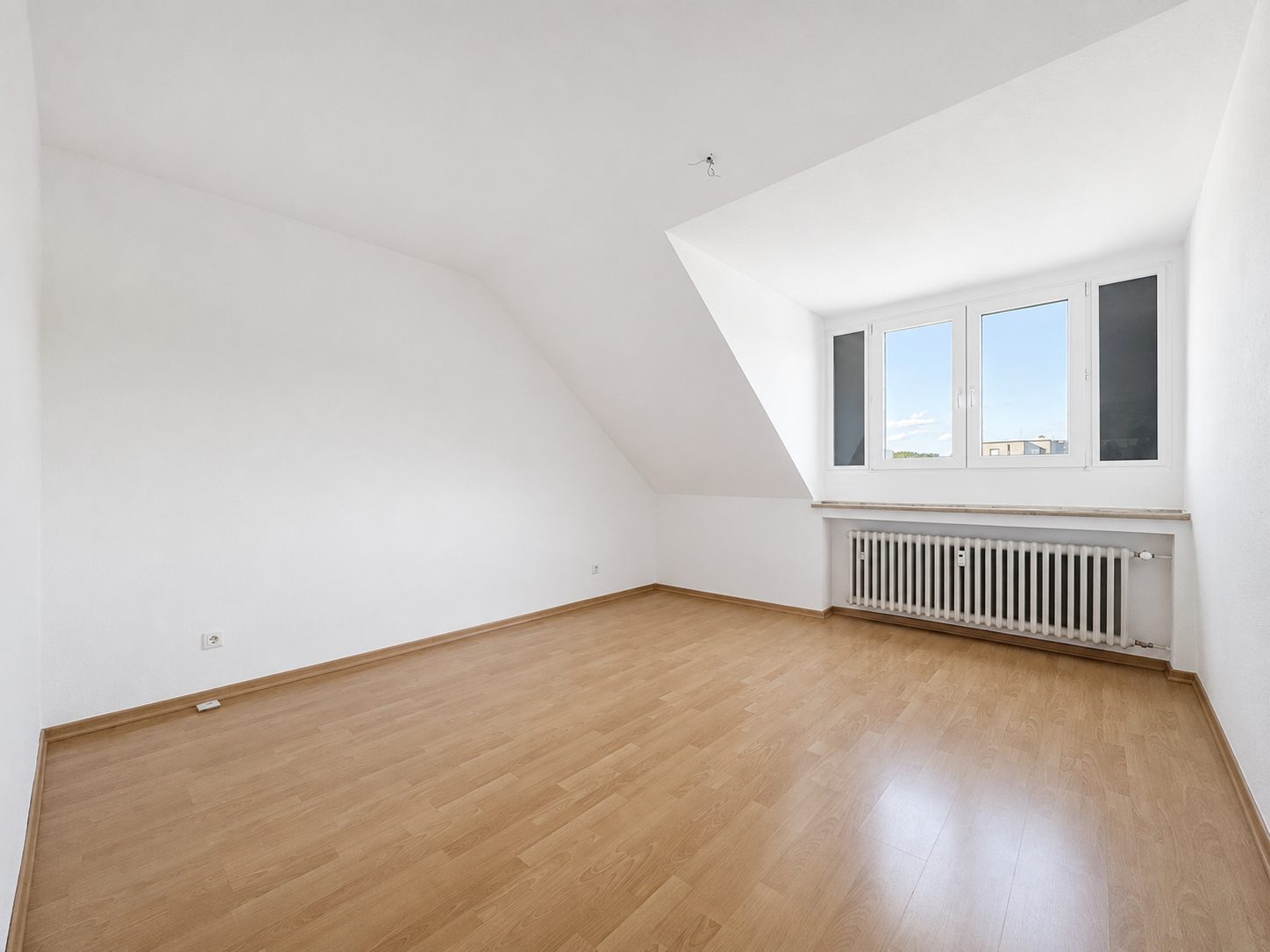 Immobilienangebot - Düsseldorf - Alle - Blick ins Grüne: familienfreundliche 4-Zimmerwohnung mit Südbalkon und Garage in Unterbach